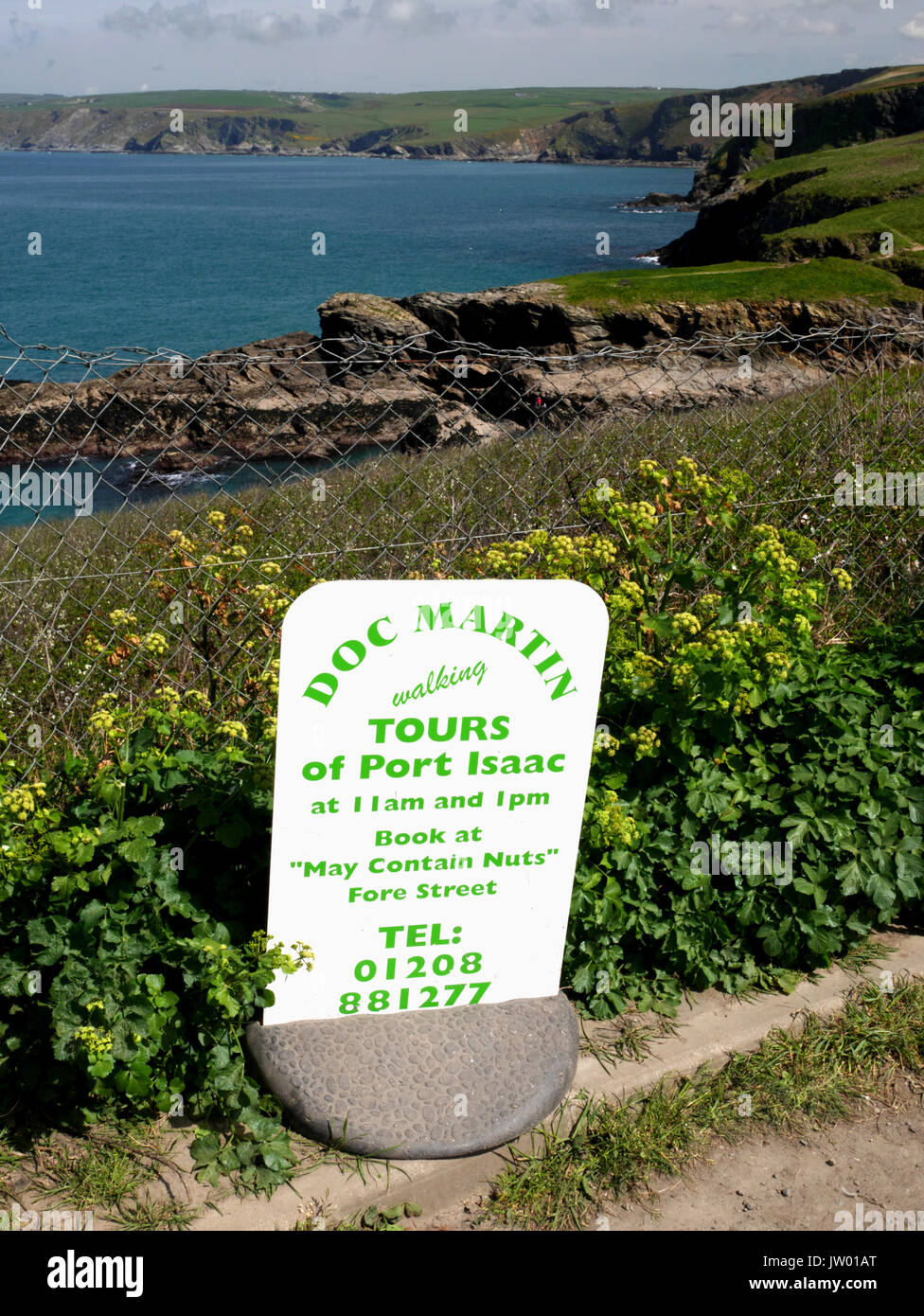 I turisti vengono a Port Isaac in North Cornwall per vedere le posizioni per la serie TV Doc Martin. Foto Stock