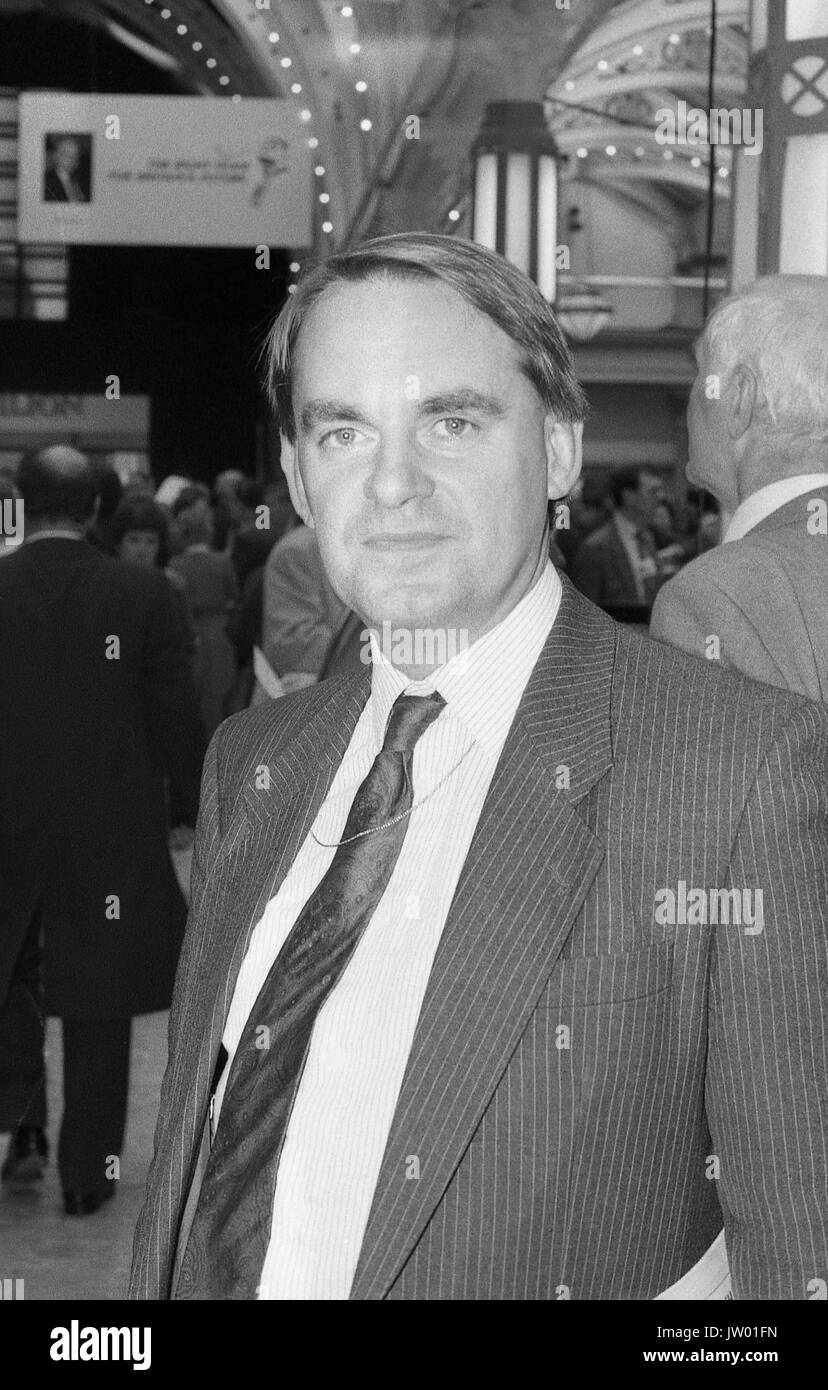 Timothy Kirkhope, membro del partito conservatore del Parlamento per Leeds North East, assiste la conferenza delle parti di Blackpool, in Inghilterra il 10 ottobre 1989. Foto Stock