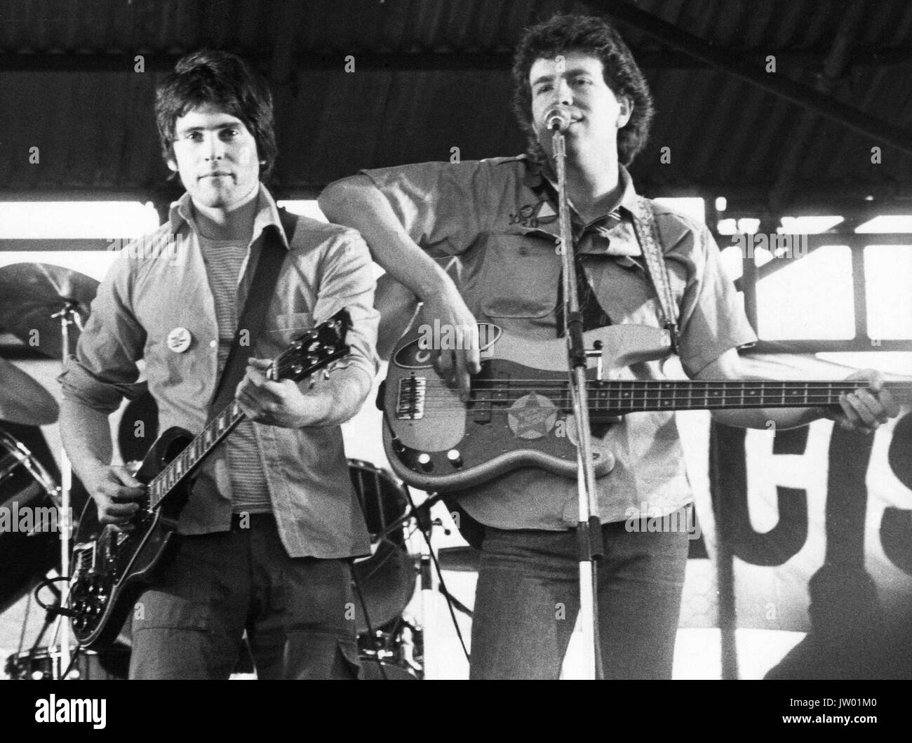 Danny Kustow (sinistra) e Tom Robinson della Tom Robinson Band esibirsi dal vivo sul palco del Rock contro il razzismo festival al Victoria Park di Hackney, Londra il 30 aprile 1978. Foto Stock