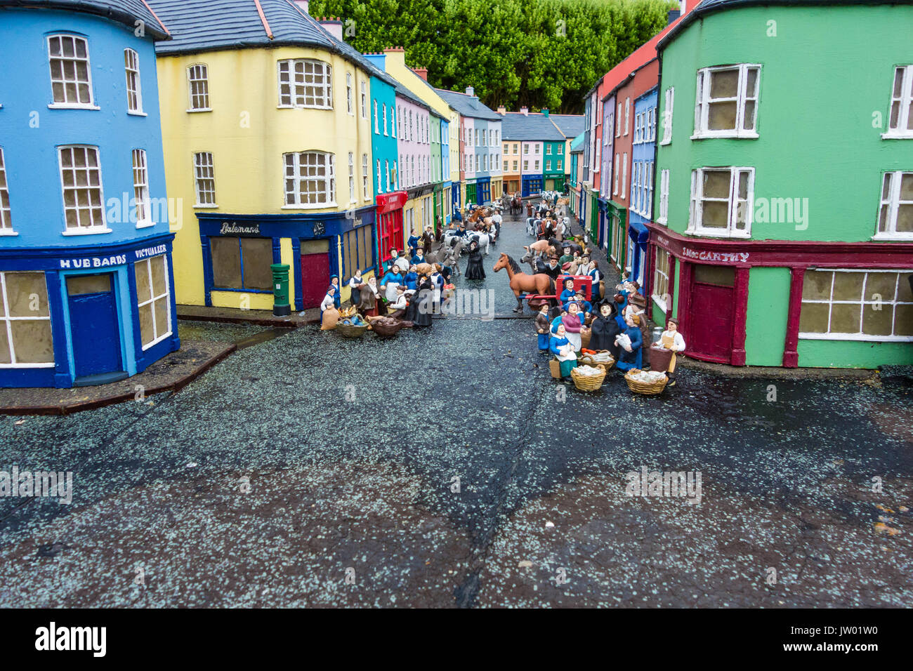 Scena di mercato al modello villaggio ferroviario Clonakilty West Cork in Irlanda Foto Stock