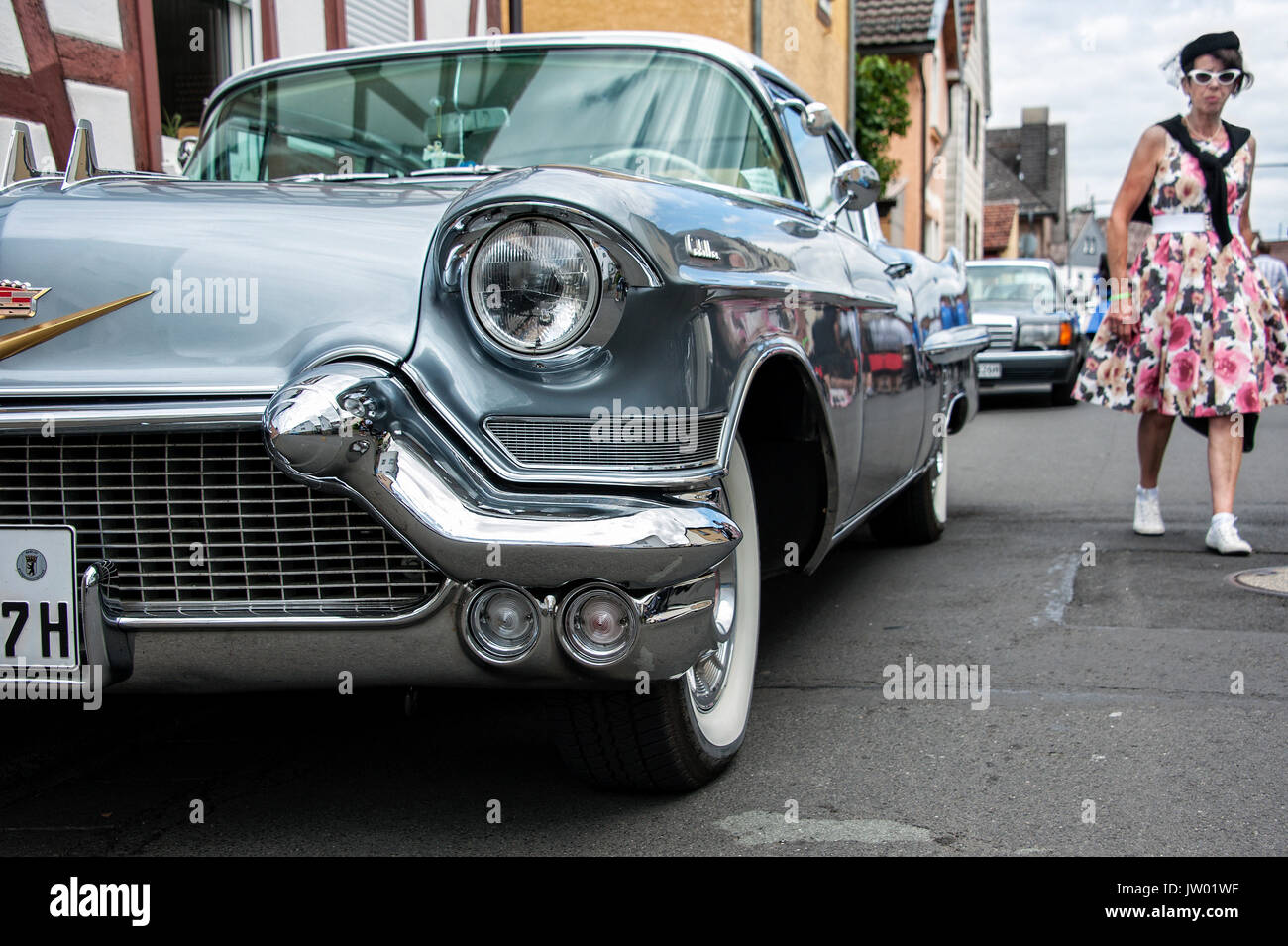Auto d'epoca, festival "Golden Oldies", la donna in cinquanta guardare accanto a una Cadillac. Foto Stock