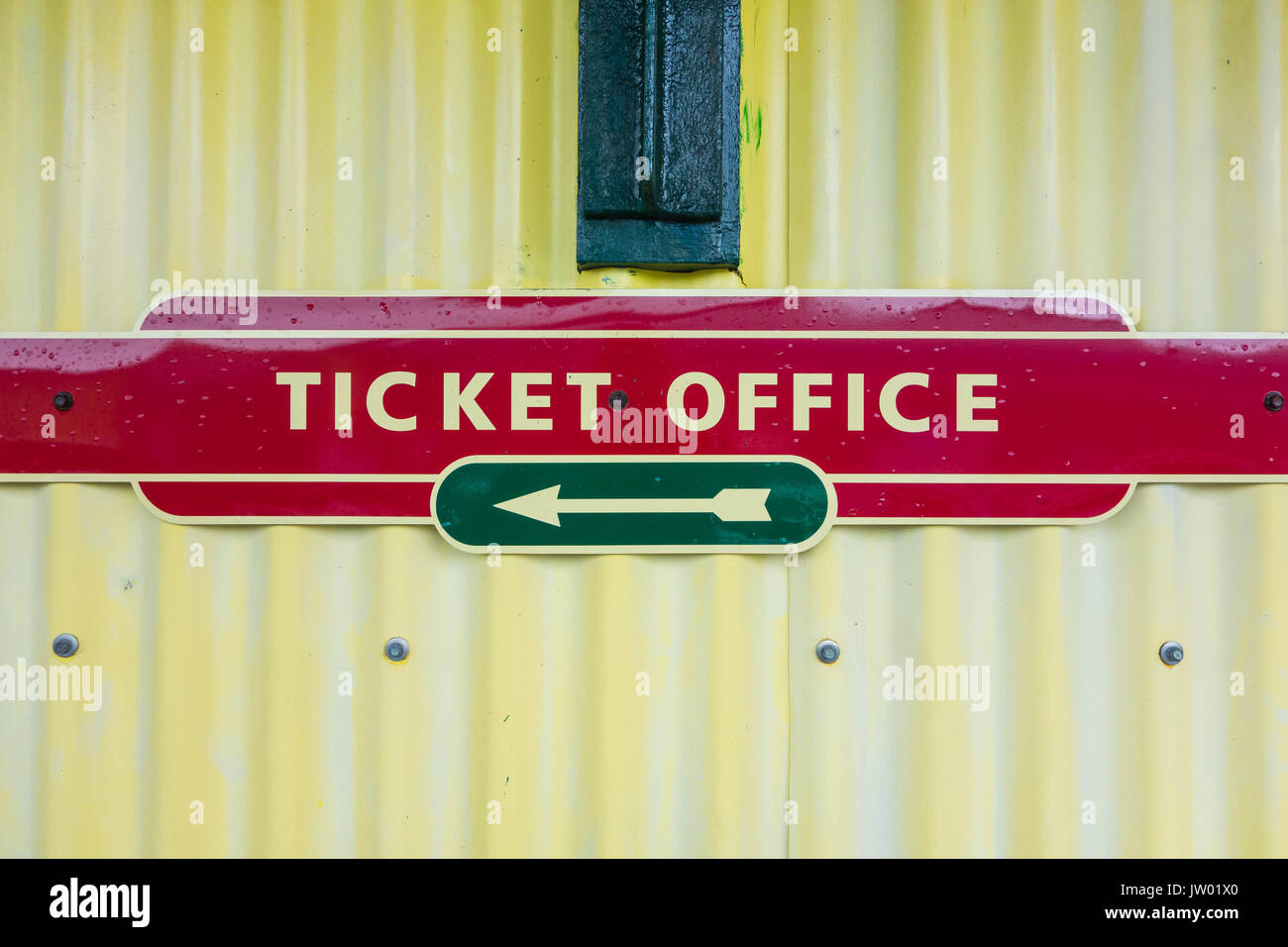La biglietteria modo modello marcatore Villaggio Ferroviario Clonakilty contea di Cork in Irlanda Foto Stock