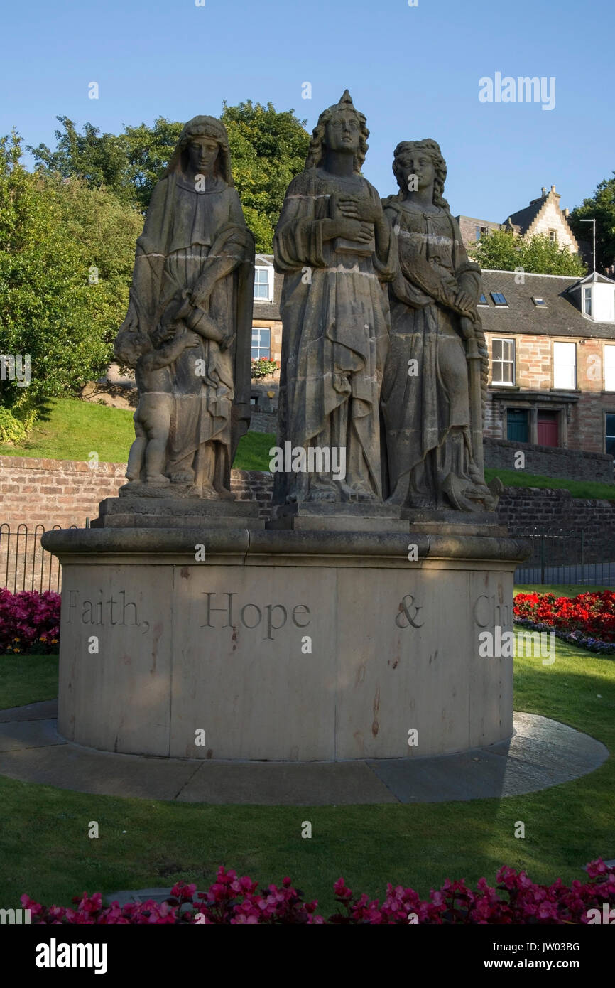 La scultura in pietra delle tre virtù cristiane : la fede, la speranza e la carità Ness Bank Chiesa Inverness tre statue in pietra raffigurante le tre grazie fro Foto Stock