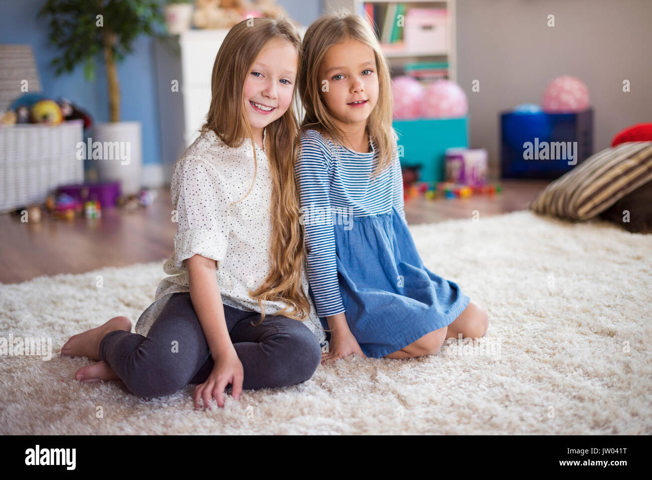 Piccole sorelle nella loro camera da letto Foto Stock