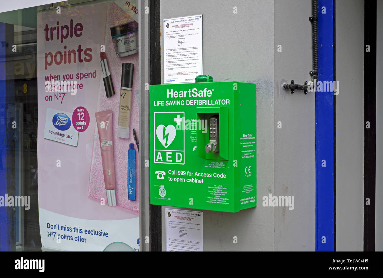 Un defibrillatore per uso pubblico al di fuori della farmacia stivali in Weston-super-Mare, Regno Unito Foto Stock