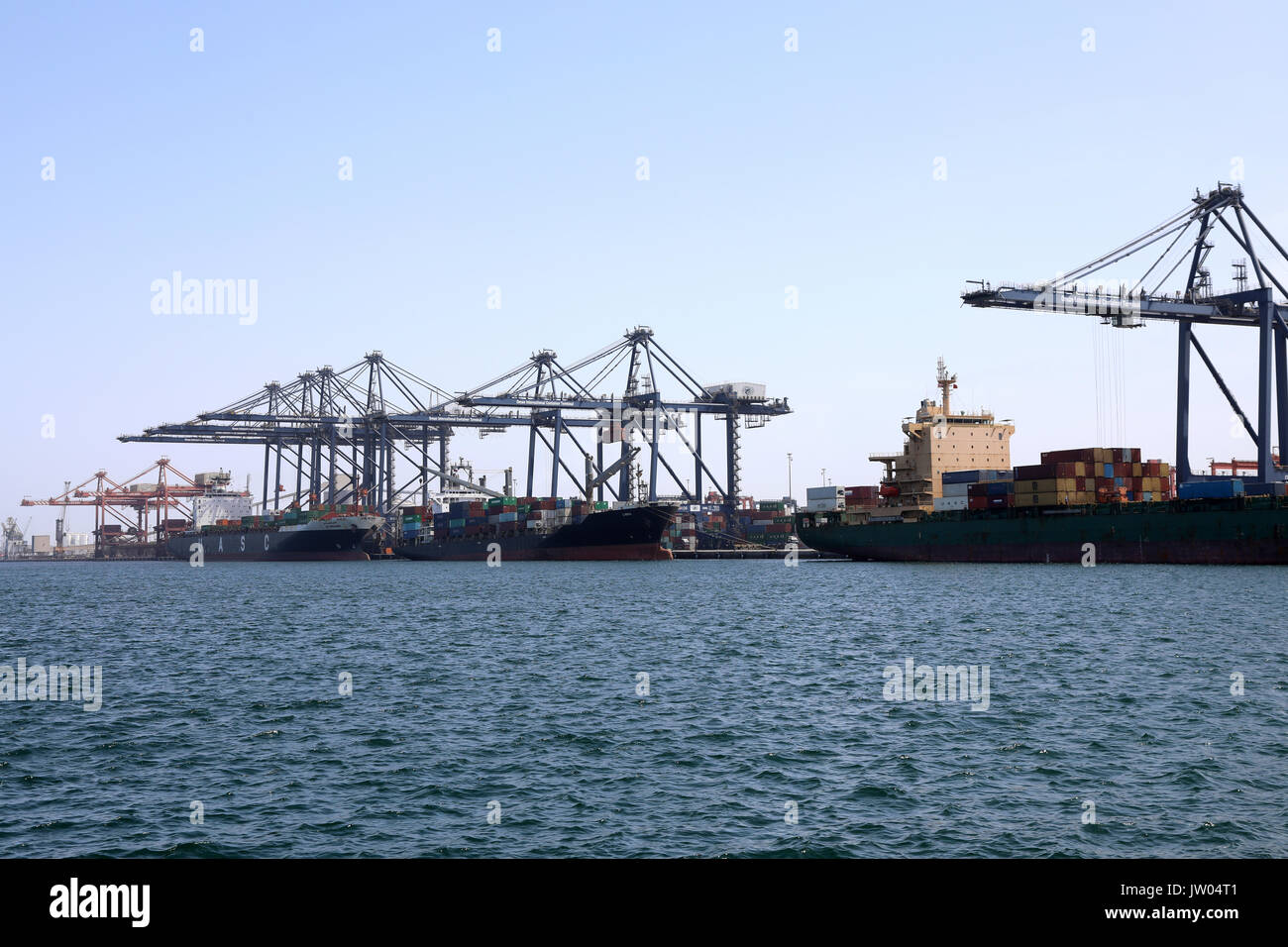 Navi container da United Arab Shipping Company (UASC) e NYK Line ancorata al Oman International Terminal per container in Sohar, Oman, il 9 Agost Foto Stock