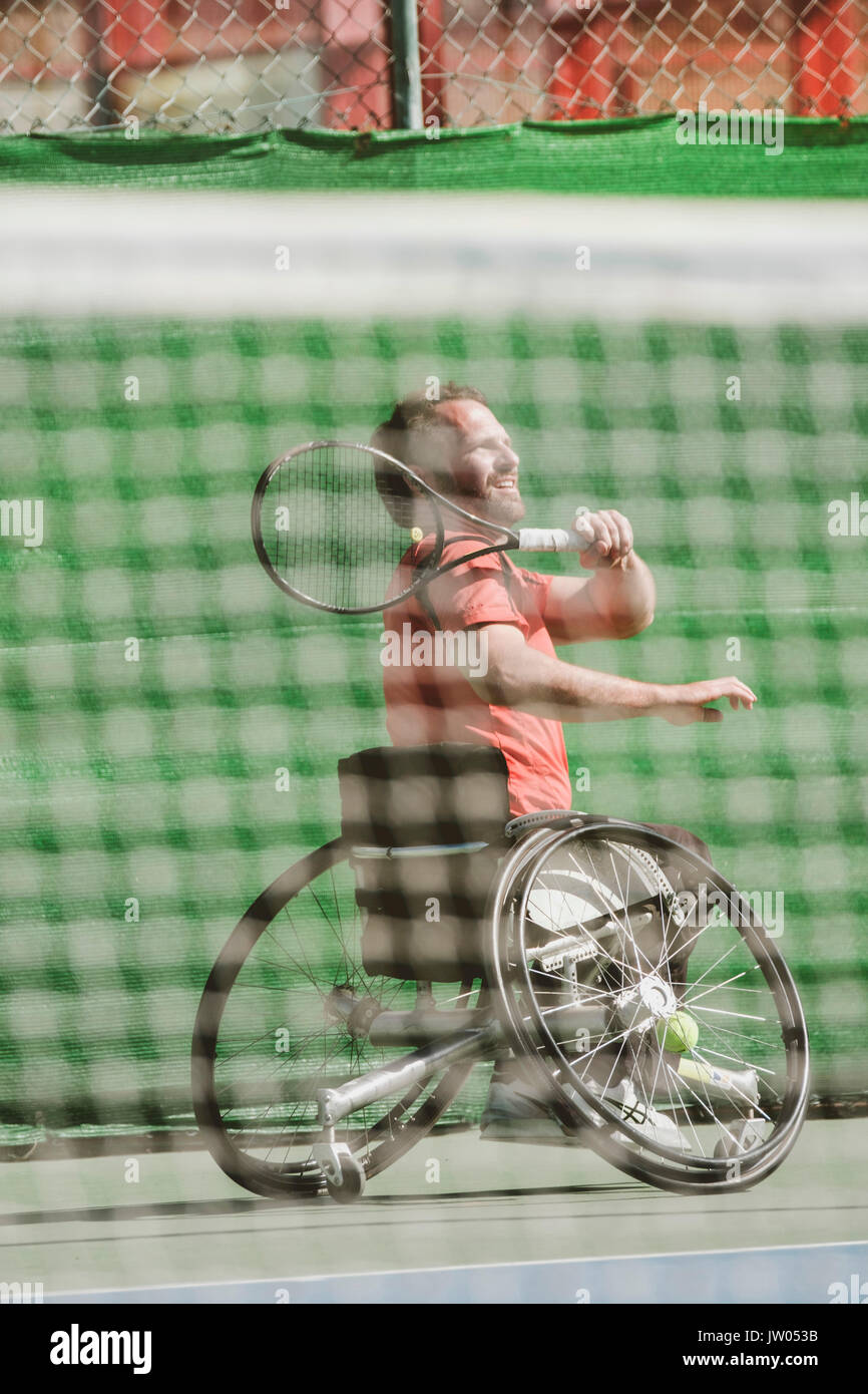 Paralimpico austriaco giocatore di tennis a giocare sul campo da tennis Foto Stock