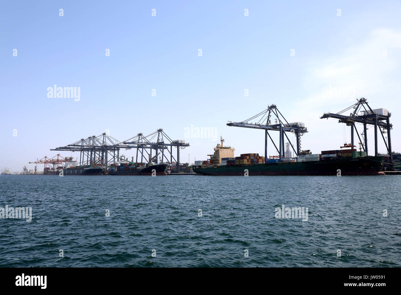 Navi container da United Arab Shipping Company (UASC) e NYK Line ancorata al Oman International Terminal per container in Sohar, Oman, il 9 Agost Foto Stock