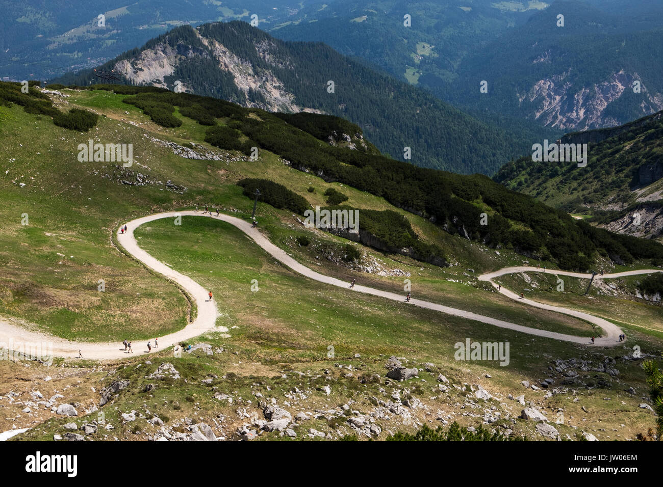 Percorso serpeggiante da Hochalm a Alpspitz con estate walkers godendo il bel tempo, Zugspitzland, Baviera, Germania Foto Stock
