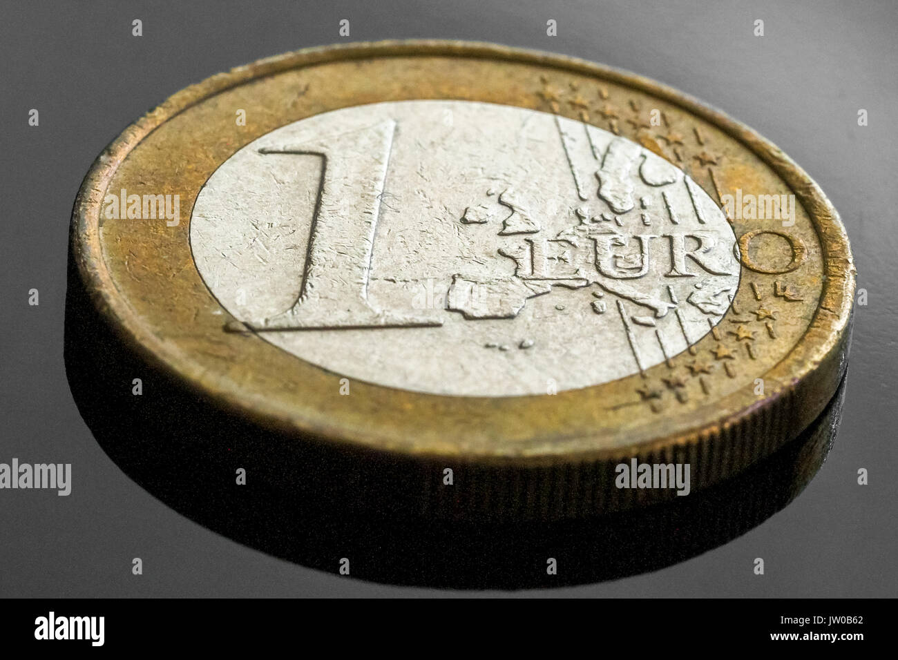 Un euro moneta vicino uo view, sfondo nero Foto Stock