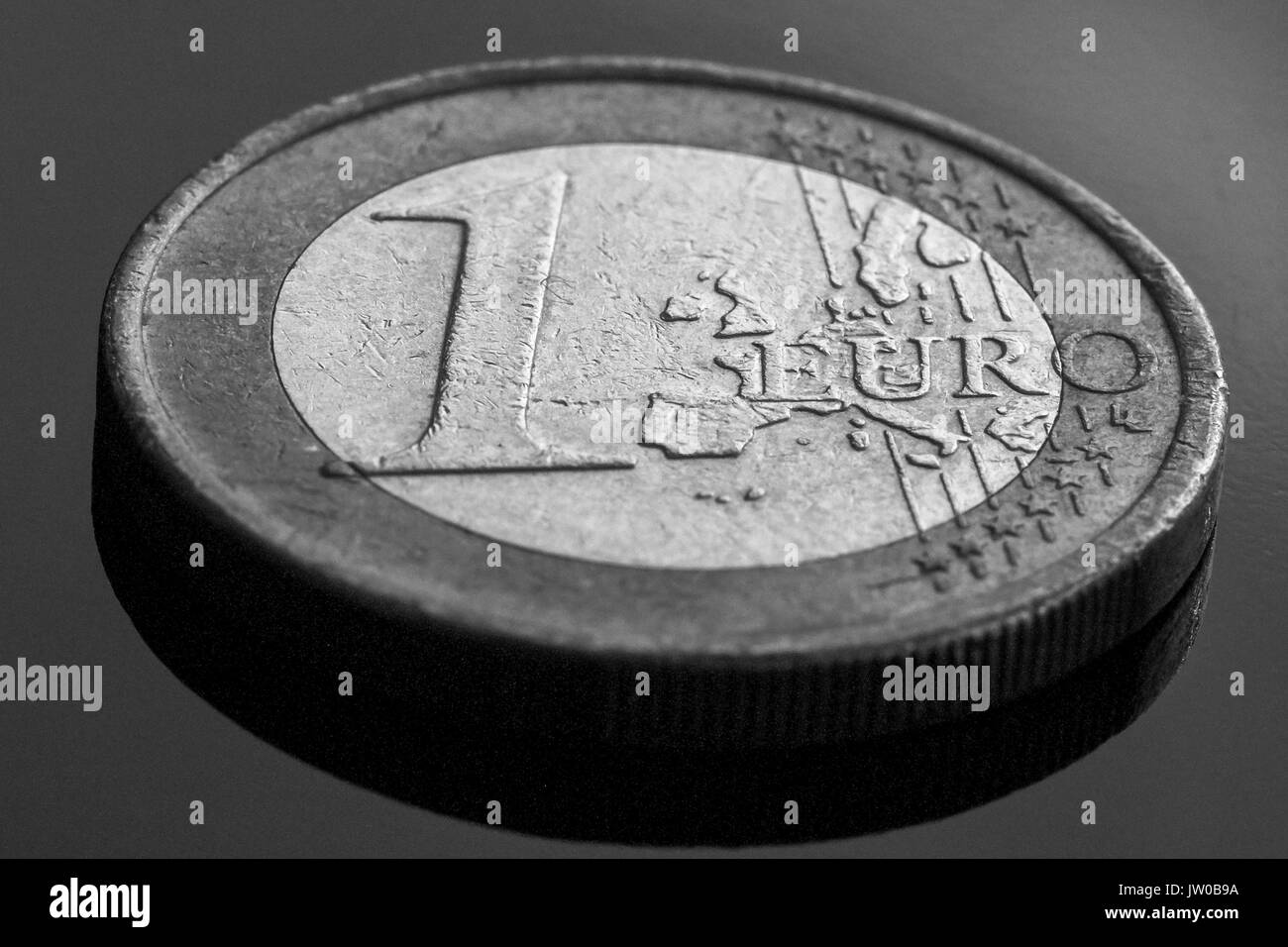Un euro moneta vicino uo visualizza sfondo nero, conversione in bianco e nero Foto Stock