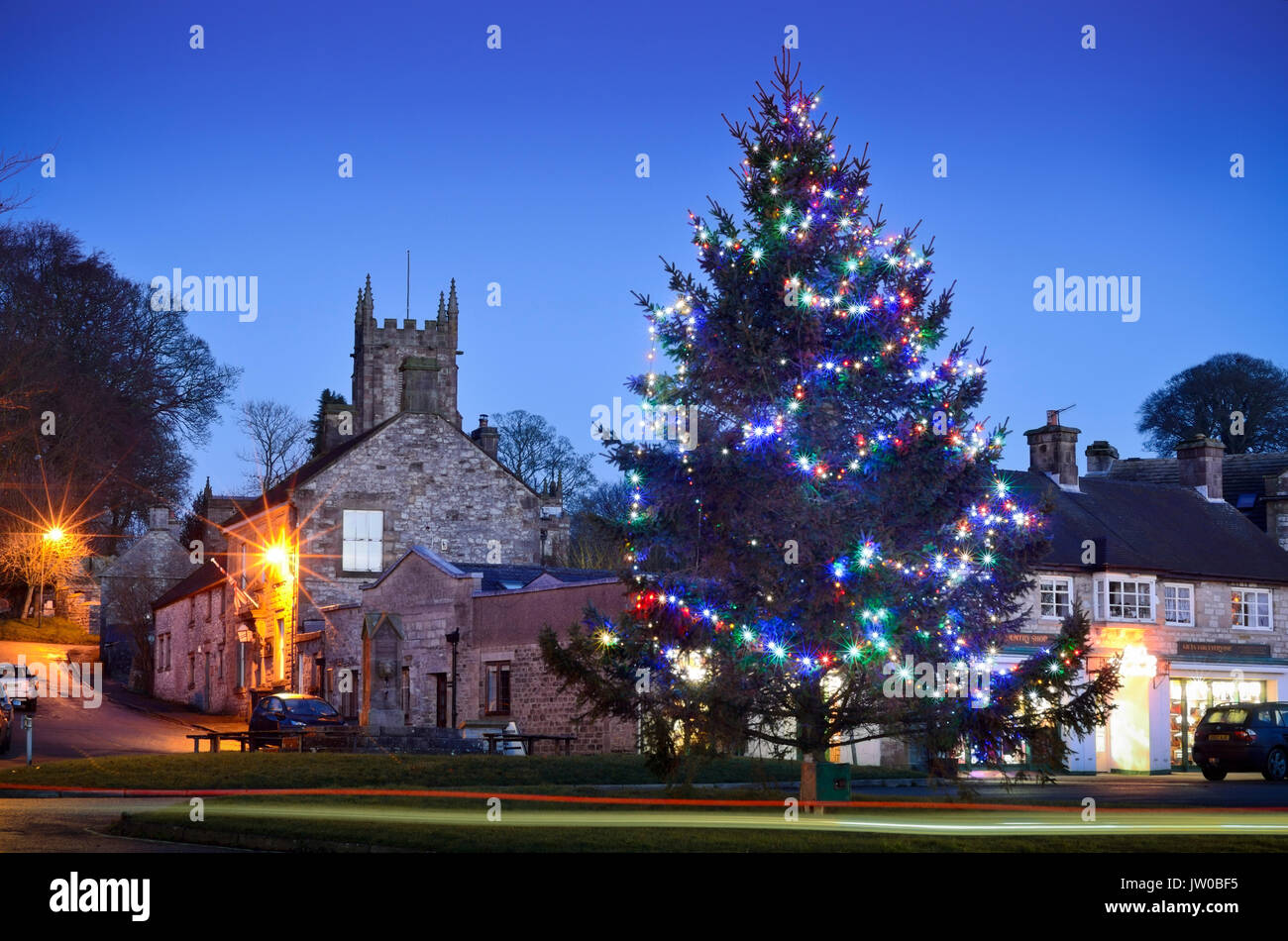 Un albero di Natale e luci festose impreziosiscono il centro di Hartington, un pittoresco villaggio nel Peak District,Derbyshire,Inghilterra Regno Unito - Dicembre Foto Stock