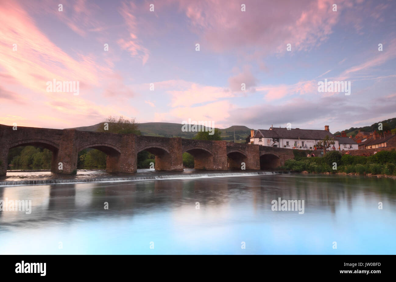 Crickhowell ponte che attraversa il fiume Usk sul bordo della storica Crickhowell città su una bella serata, Crickhowell, Powys, Wales, Regno Unito Foto Stock