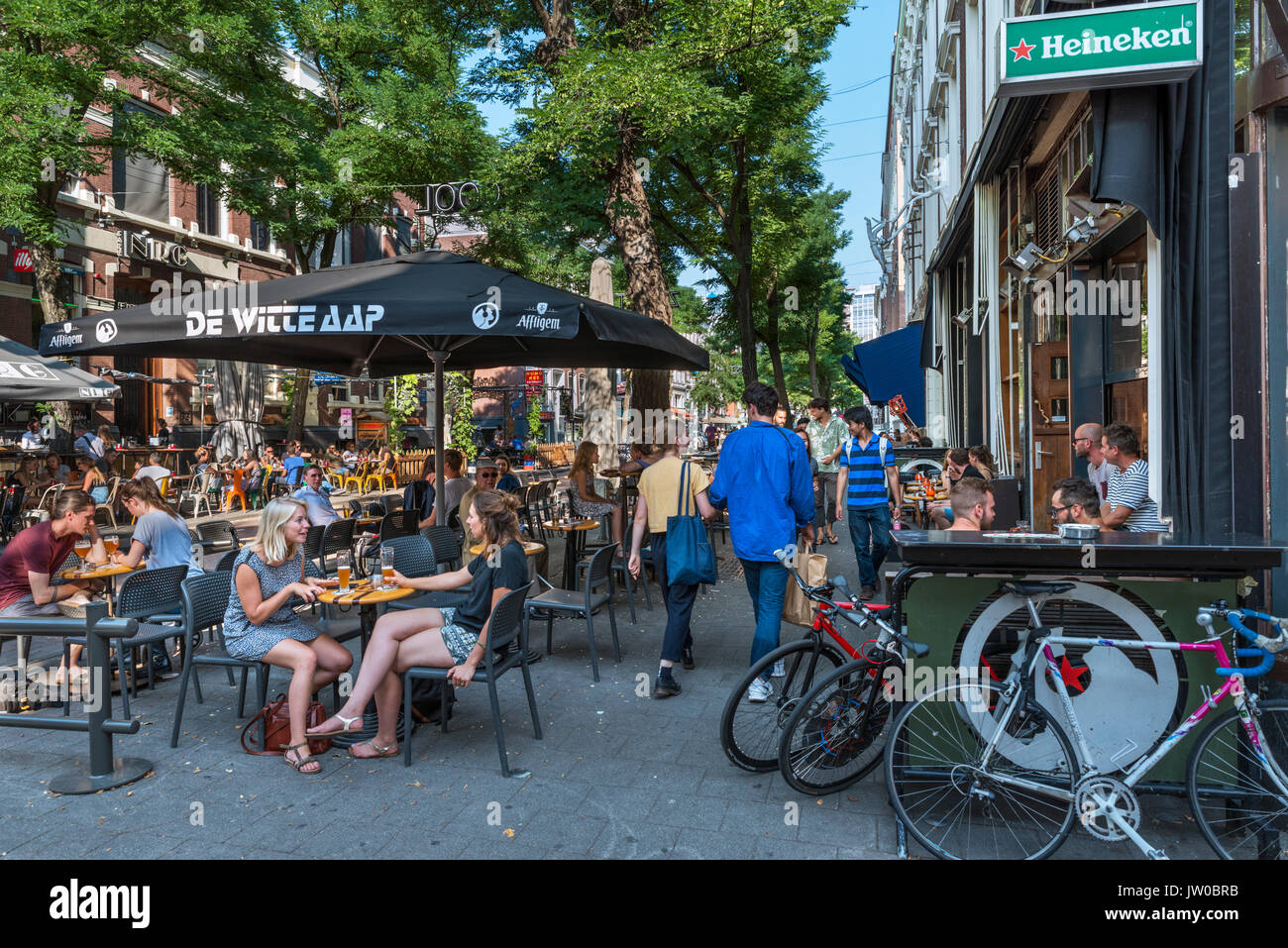 Cafe Bar e ristoranti su Witte de Withstraat nel centro della città di Rotterdam, Paesi Bassi Foto Stock