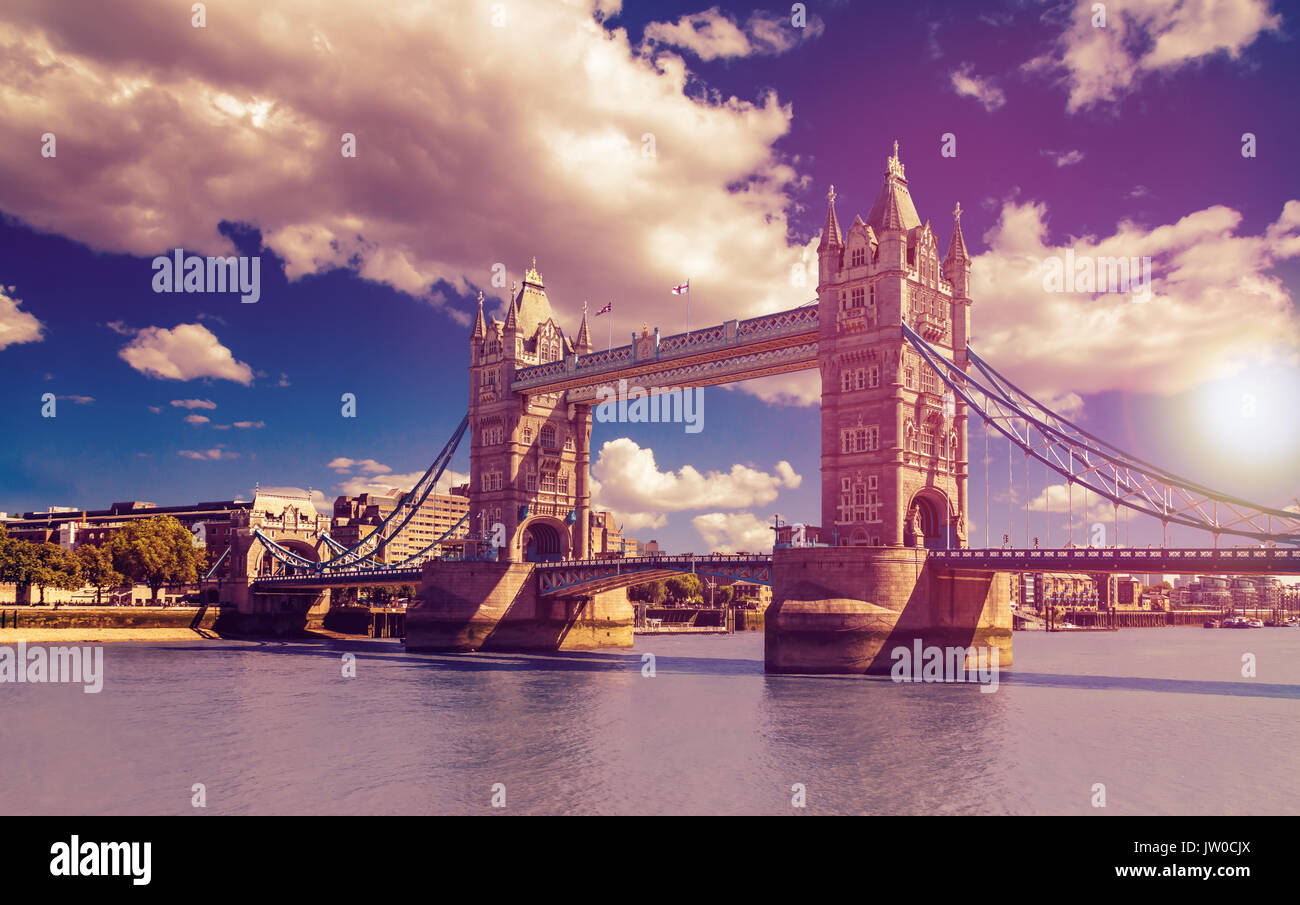 Il Tower Bridge di Londra, Regno Unito. Il ponte è uno dei più famosi punti di riferimento in Gran Bretagna, in Inghilterra. Immagine in un sogno viola guardare il tramonto sensazione Foto Stock