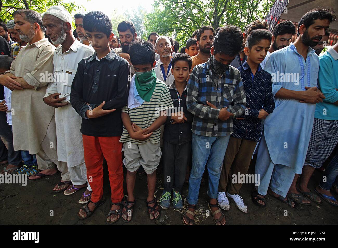 Ragazzi prendono parte al funerale di un militante, Zahid Ahmad in Nawdal area di f o lle a sud di Srinagar la capitale estiva di Indiano Kashmir controllato su agosto 08, 2017. Un 16 yr old boy è stato ucciso durante l'anti-India dimostrazione per mezzo di forze di governo a seguito di una battaglia di pistola che ha ucciso tre militanti in Gulab Bagh area di f o lle , polizia ha detto. (Foto di Faisal Khan/Pacific Stampa) Foto Stock