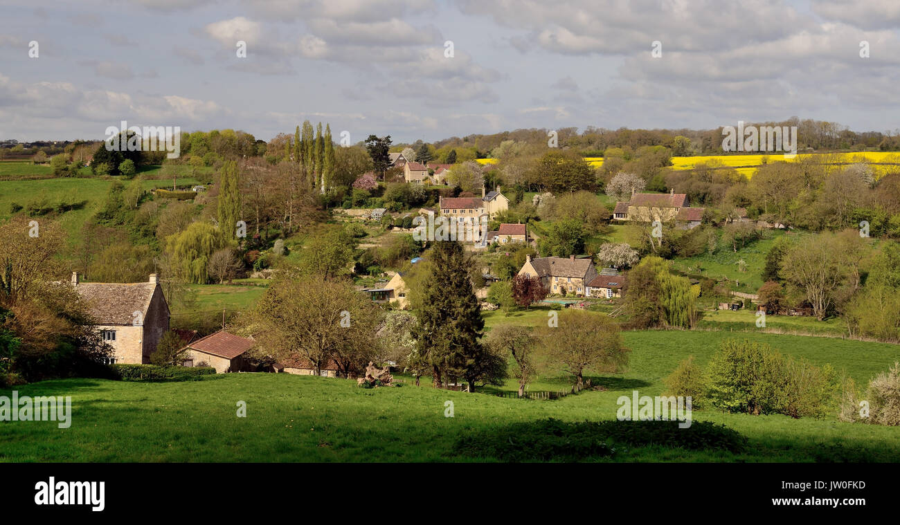 Il villaggio di Tellisford, Somerset, visto dal lato Wiltshire della valle del fiume.L Foto Stock