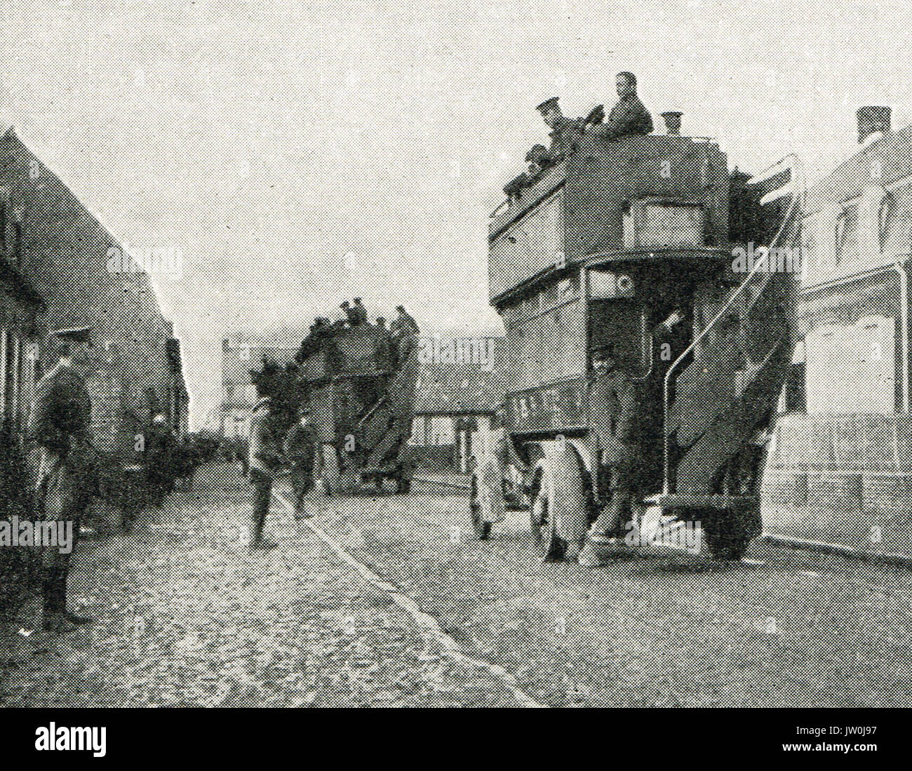 Motore prendendo gli autobus di truppe per la parte anteriore, WW1 Foto Stock