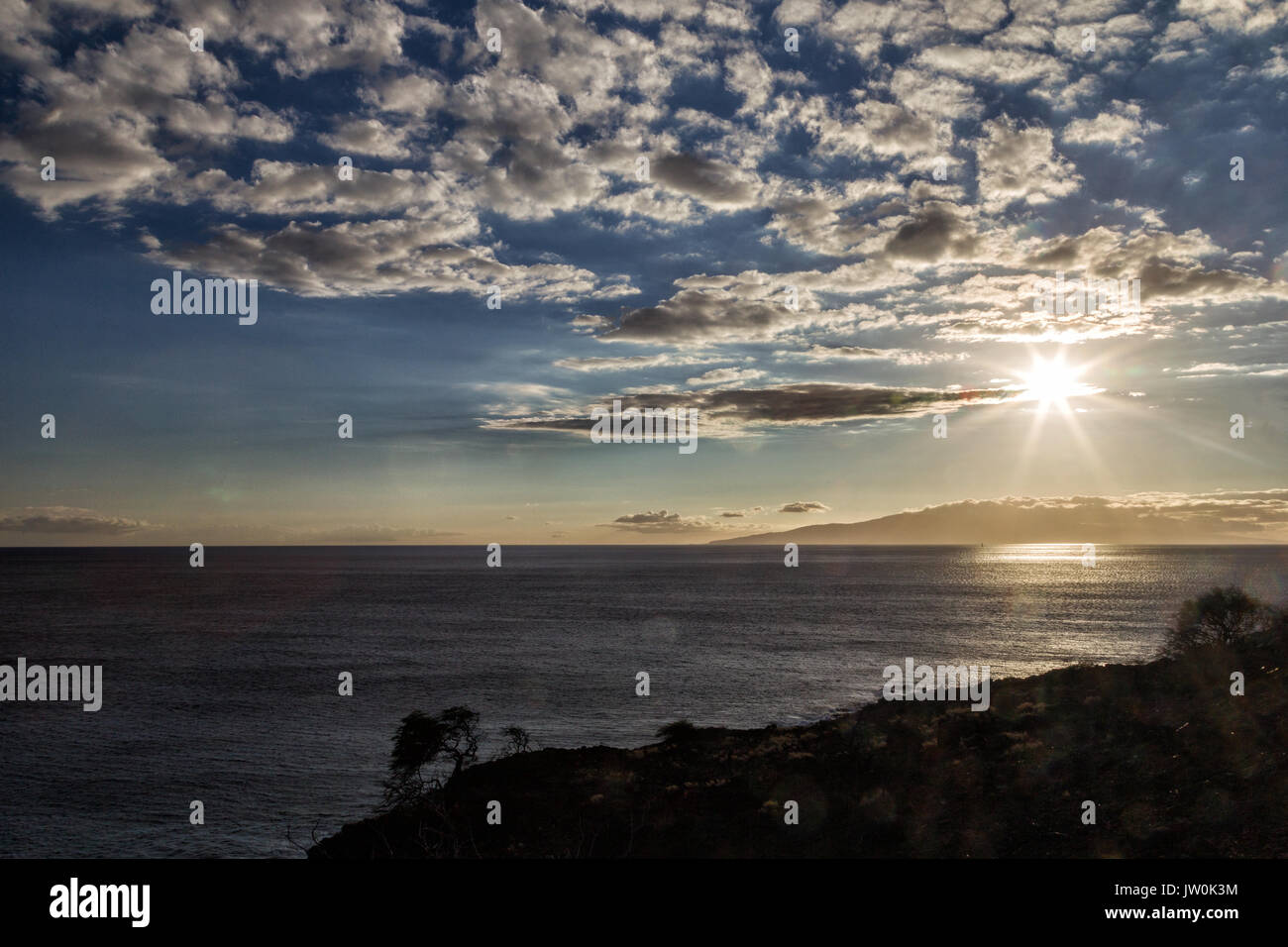 Sunset over Lanai sulla costa occidentale di Maui, Hawaii, Stati Uniti d'America. Foto Stock