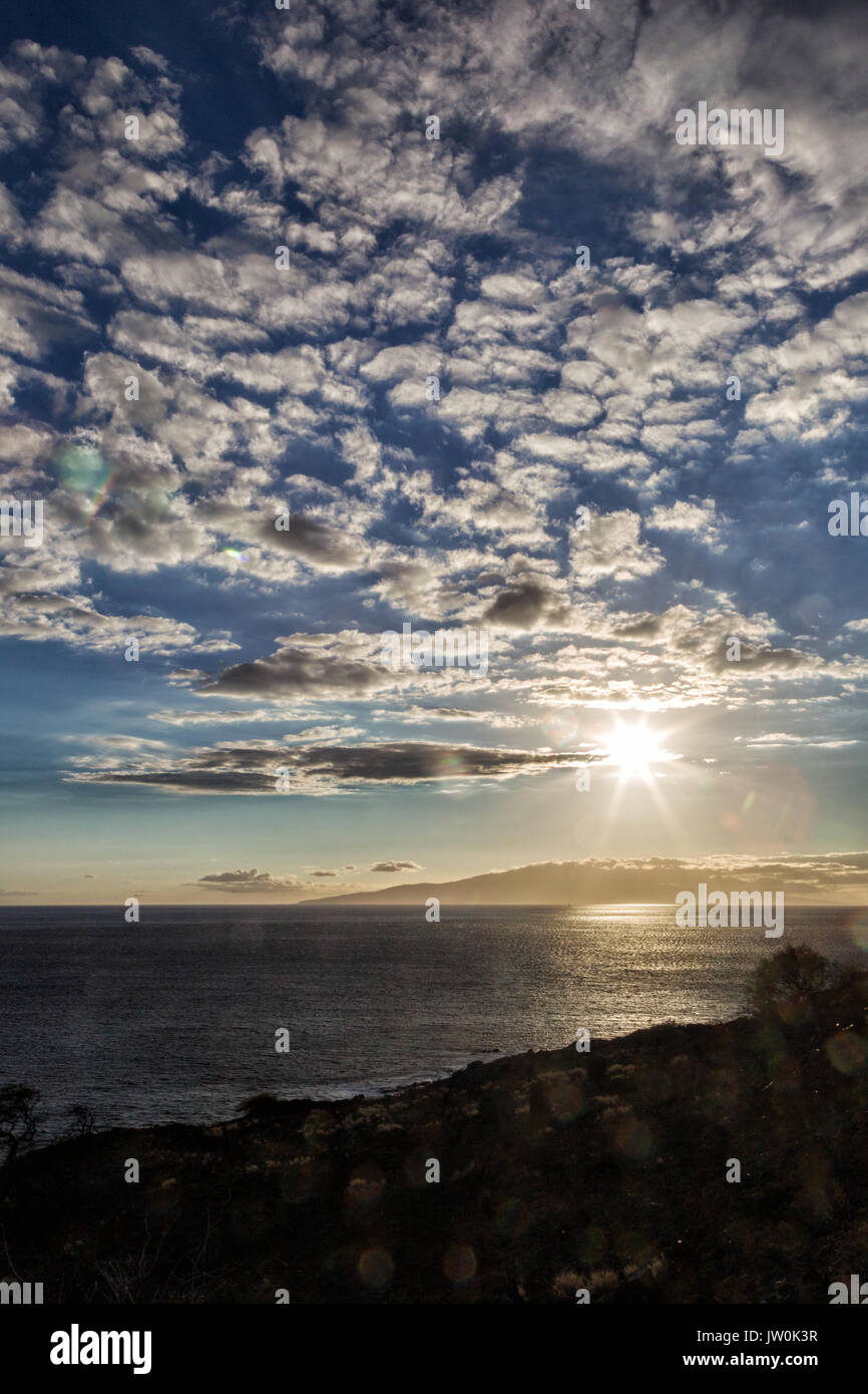 Sunset over Lanai sulla costa occidentale di Maui, Hawaii, Stati Uniti d'America. Foto Stock