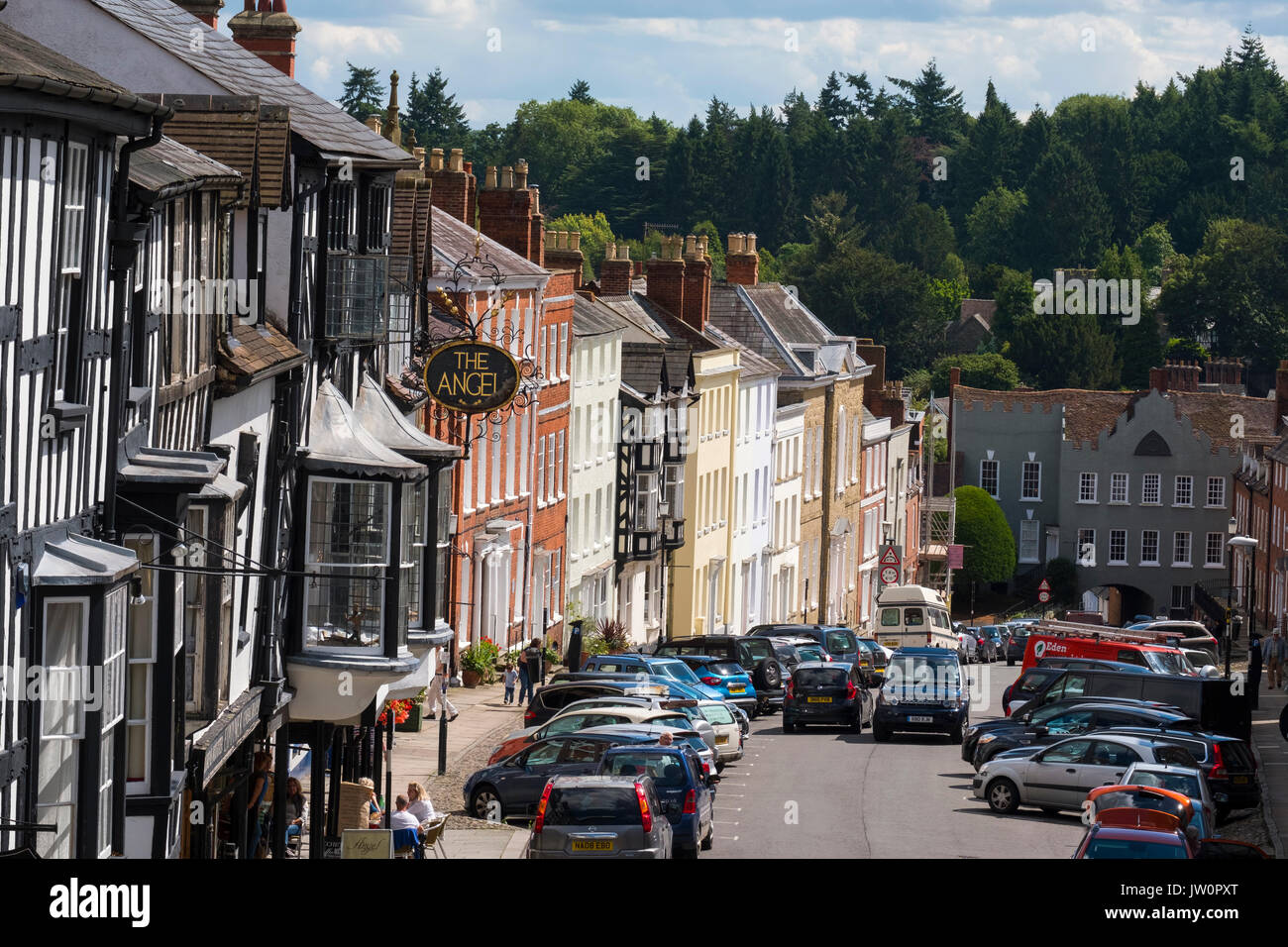 Broad Street a Ludlow visto dalla Buttercross, Shropshire. Foto Stock