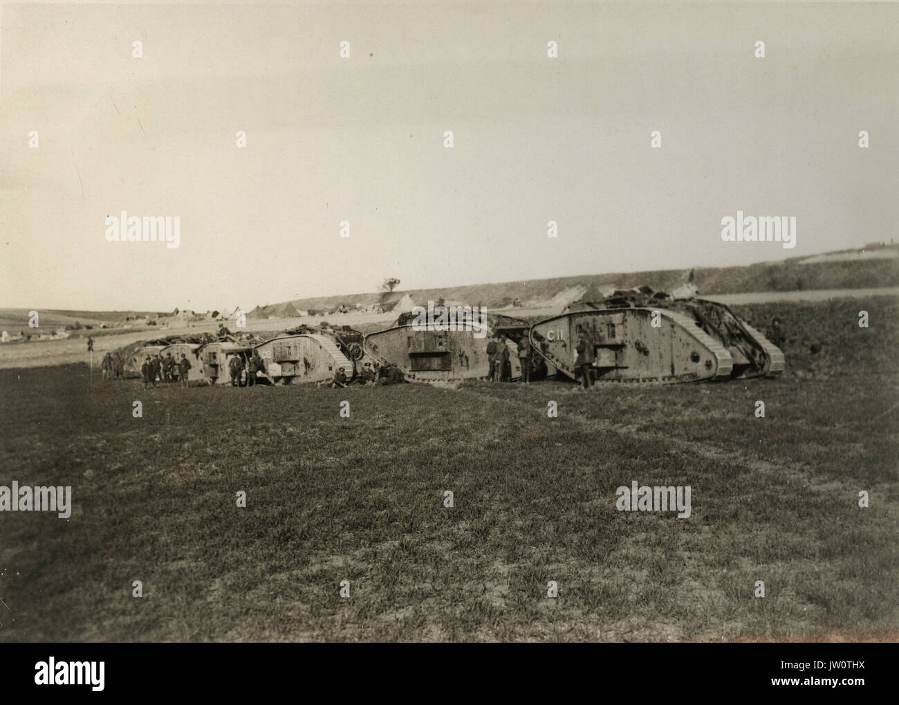Gazzetta fotografia scattata sul British fronte occidentale in Francia   la grande offensiva tedesca - Serbatoi in attesa di ordini - Foto Stock