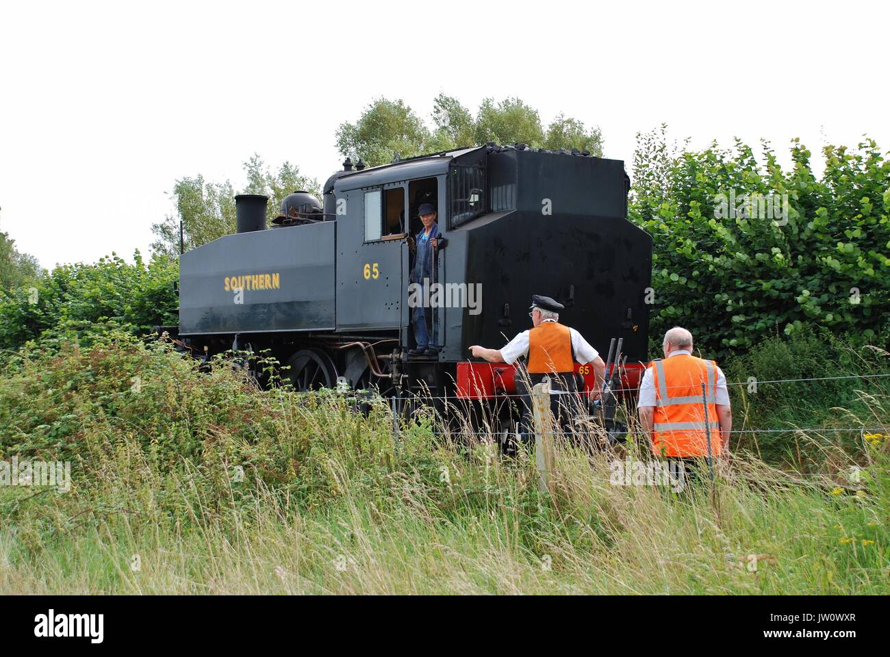 Stazione ferroviaria meridionale 0-6-0T USA classe locomotiva a vapore numero 65 commuta le vie A Bodiam sul Kent e Sussex orientale ferrovia in East Sussex, Inghilterra. Foto Stock