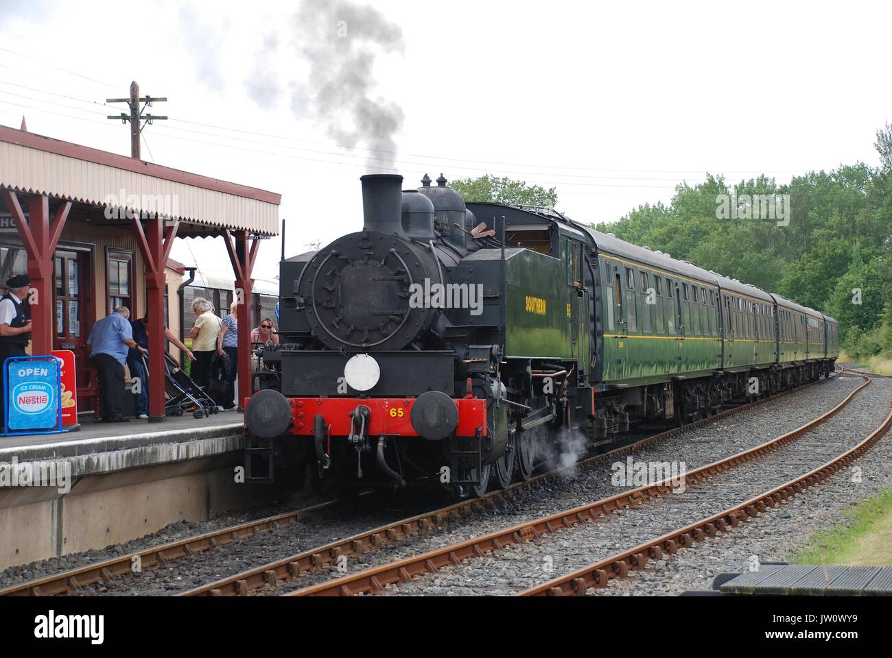 Stazione ferroviaria meridionale 0-6-0T USA classe locomotiva a vapore numero 65 alla stazione di Bodiam sul Kent e Sussex orientale ferrovia in East Sussex, Inghilterra. Foto Stock