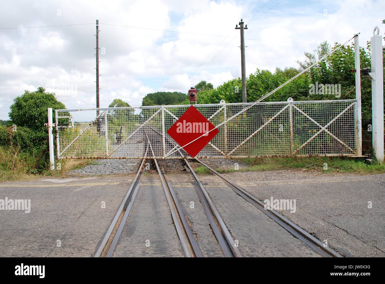 Il passaggio a livello gate Bodiam esterno stazione sul Kent e Sussex orientale ferrovia in East Sussex, Inghilterra. Foto Stock