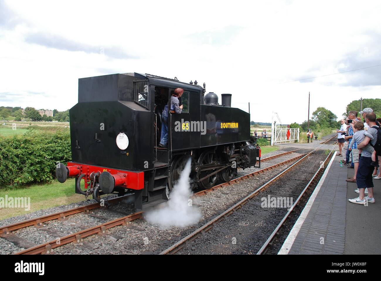 Stazione ferroviaria meridionale 0-6-0T USA classe locomotiva a vapore numero 65 commuta le vie A Bodiam sul Kent e Sussex orientale ferrovia in East Sussex, Inghilterra. Foto Stock