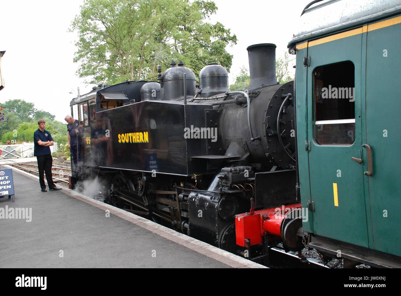Stazione ferroviaria meridionale 0-6-0T USA classe locomotiva a vapore numero 65 a Tenterden stazione sul Kent e Sussex orientale ferrovia in Kent, Inghilterra il 20/8/2012. Foto Stock