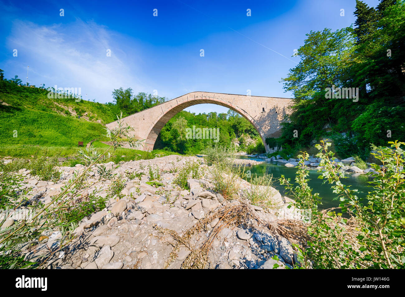 Vertiginosa vista su un unico ma poco conosciuta attrazione in Italia, un singolo mazzo ponte di pietra sul fiume Foto Stock