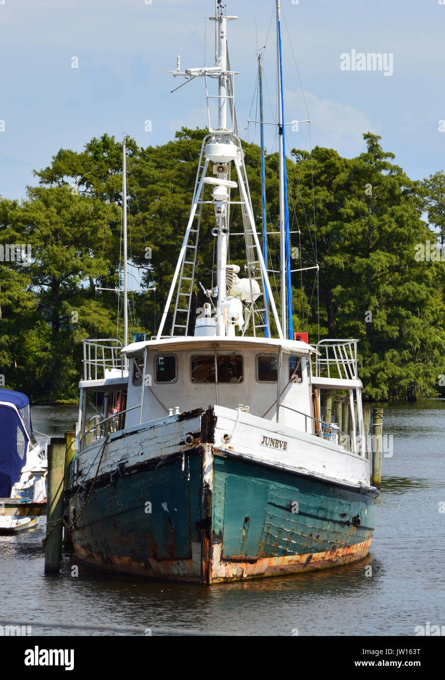 Una vecchia barca di legno ormeggiata su Pembroke Creek appena fuori dell'Albemarle Sound in Edenton, North Carolina. Foto Stock