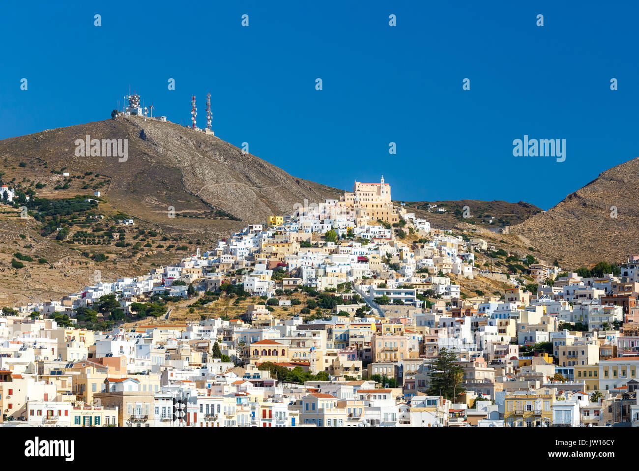 Ermoupolis in Syros Island con San Georgio chiesa e case tradizionali. Ermoupolis è una città, ex comune sull'isola di Syros. Foto Stock