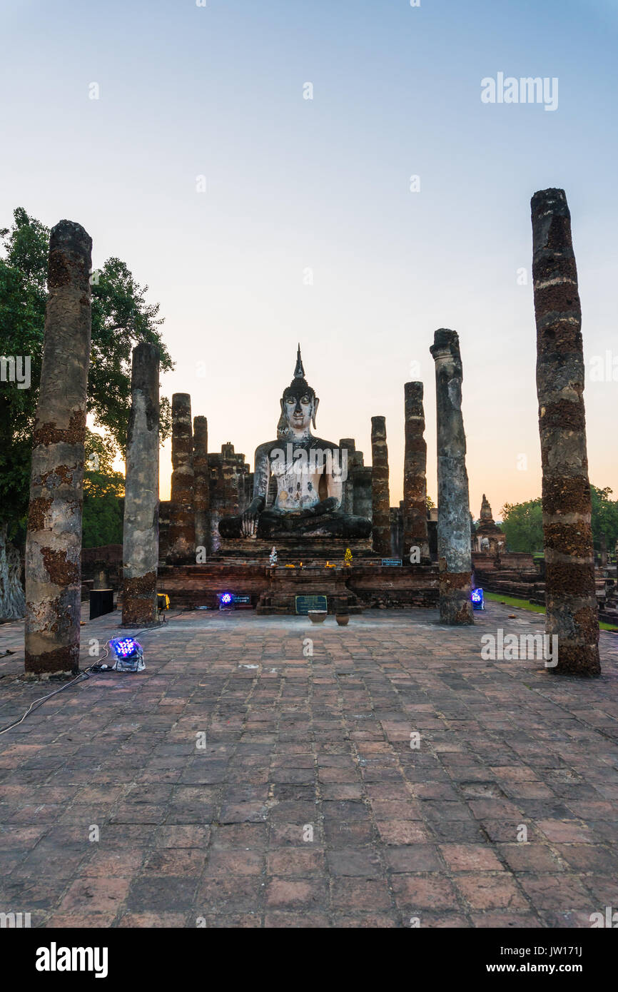 Statua del Buddha al Wat Mahathat tempio di Sukhothai parco storico della Thailandia Foto Stock