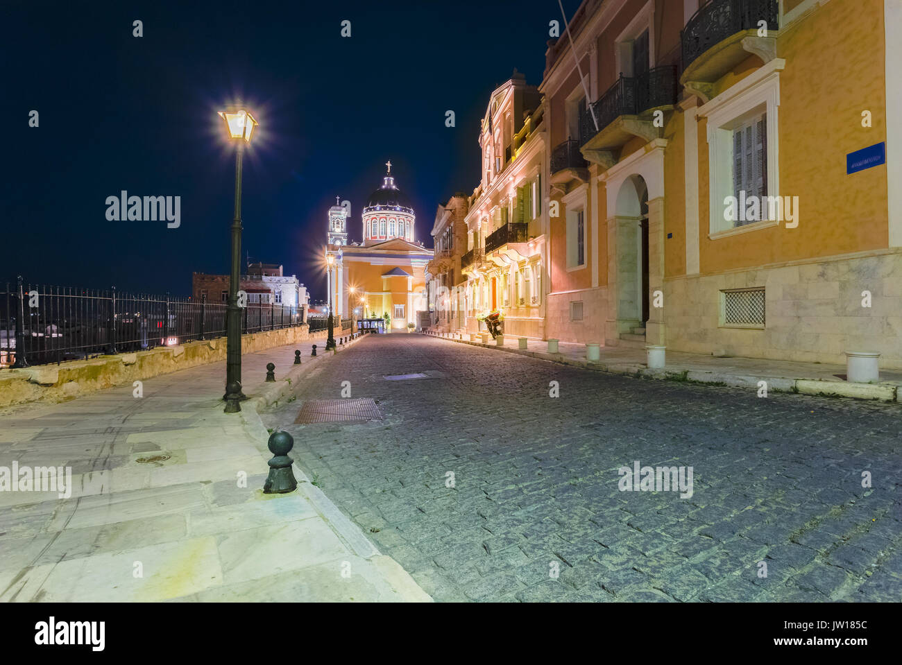 Ermoupolis in Syros Island al tramonto la luce. Ermoupolis è una città, ex comune sull'isola di Syros Foto Stock