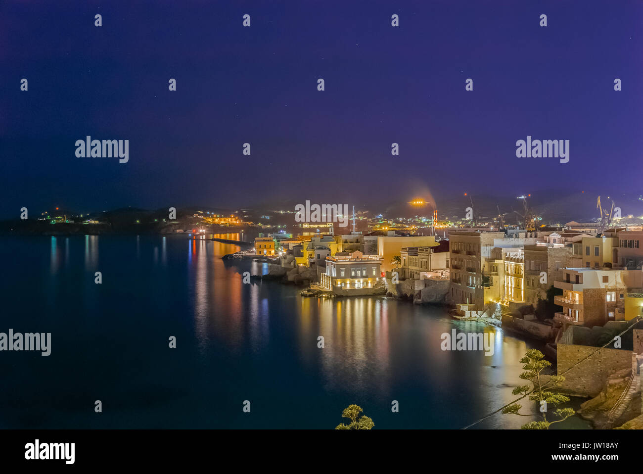 Ermoupolis in Syros Island al tramonto la luce. Ermoupolis è una città, ex comune sull'isola di Syros Foto Stock