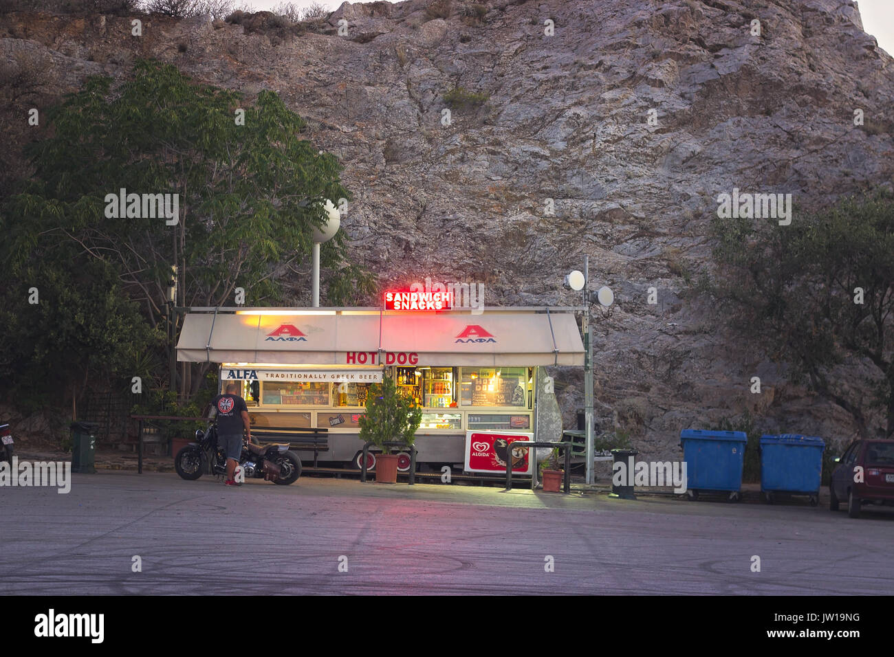 Atene, Grecia - Luglio 07, 2017: vista sul piccolo chiosco al parcheggio del likavitos teatro aperto a likavitos hill, Atene, Grecia, di notte Foto Stock