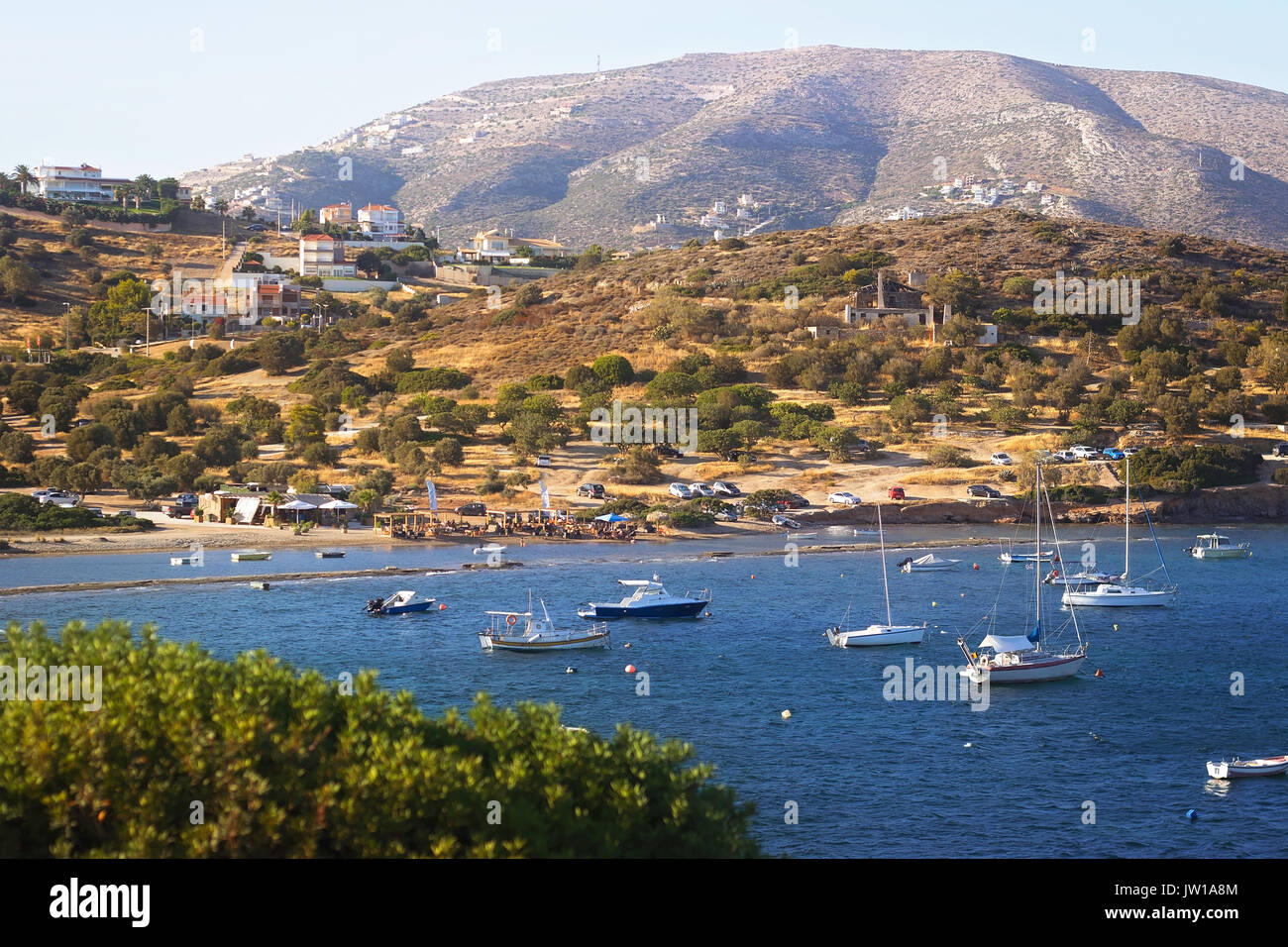 Vista panoramica della baia di mare con barche e Spiaggia di background, ANAVISSOS, Grecia Foto Stock