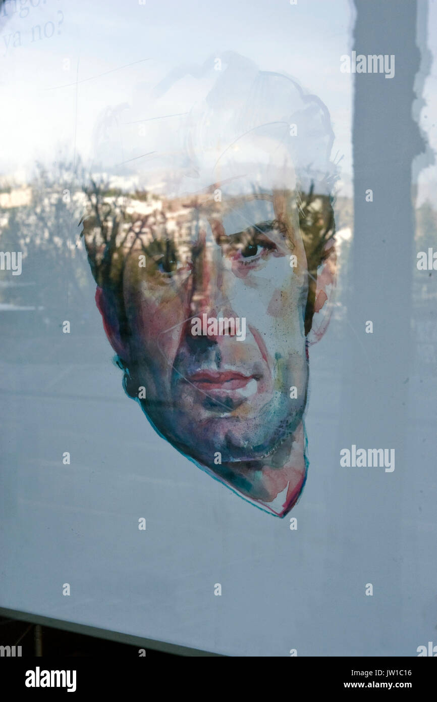 Poster dipinti ad acquerello del giocatore di football professionista Luis Figo in una vetrina Foto Stock