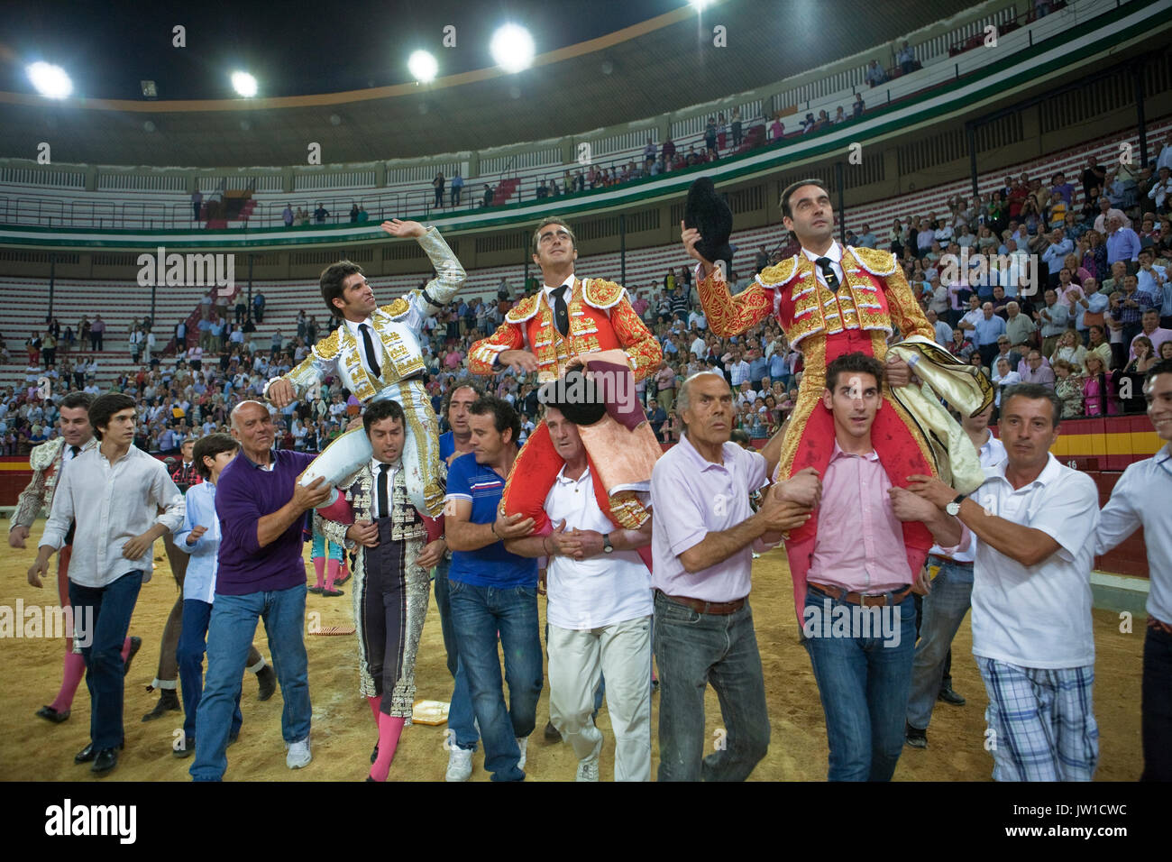 Cayetano Rivera, El Fandi e Enrique Ponce assunto da uomini chiamati vettori girando intorno all'anello nella corrida di Jaen, Andalusia, Spagna Foto Stock