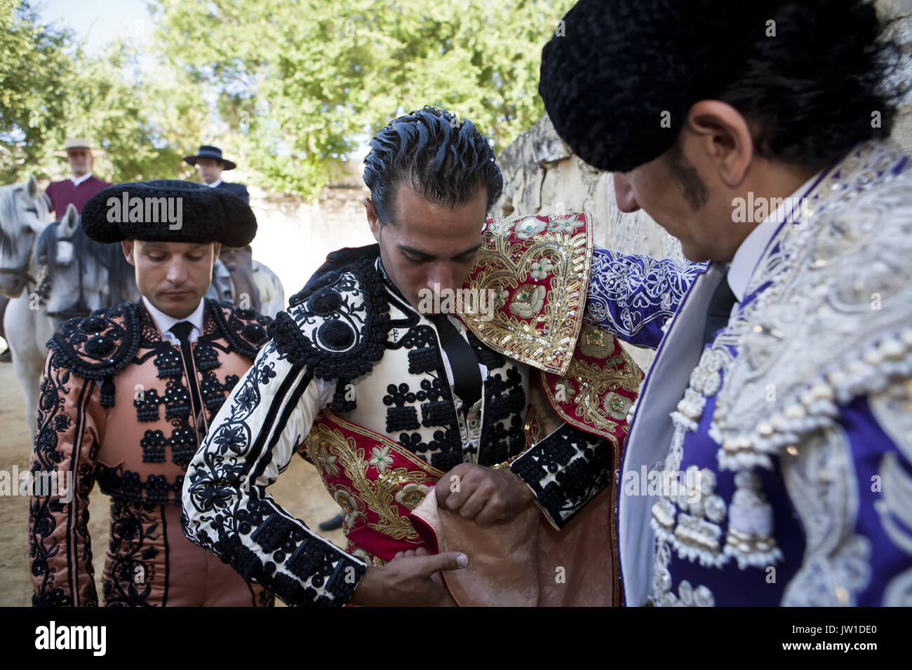 Toreador spagnolo Ivan Fandiño ponendosi a piedi cape nel vicolo della corrida di Baeza, Andalusia, Spagna Foto Stock