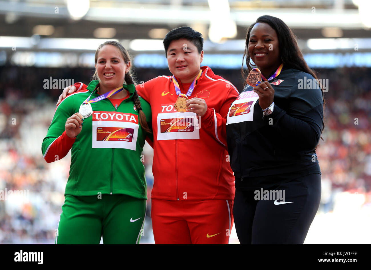 Della Cina di Gong Lijiao festeggia con la sua medaglia d oro, Ungheria Anita Marton (sinistra) con l'argento e USA Michelle Carter (a destra) con il bronzo sul podio dopo le donne del colpo messo Final durante il giorno sette del 2017 IAAF Campionati del mondo presso il London Stadium. Foto Stock