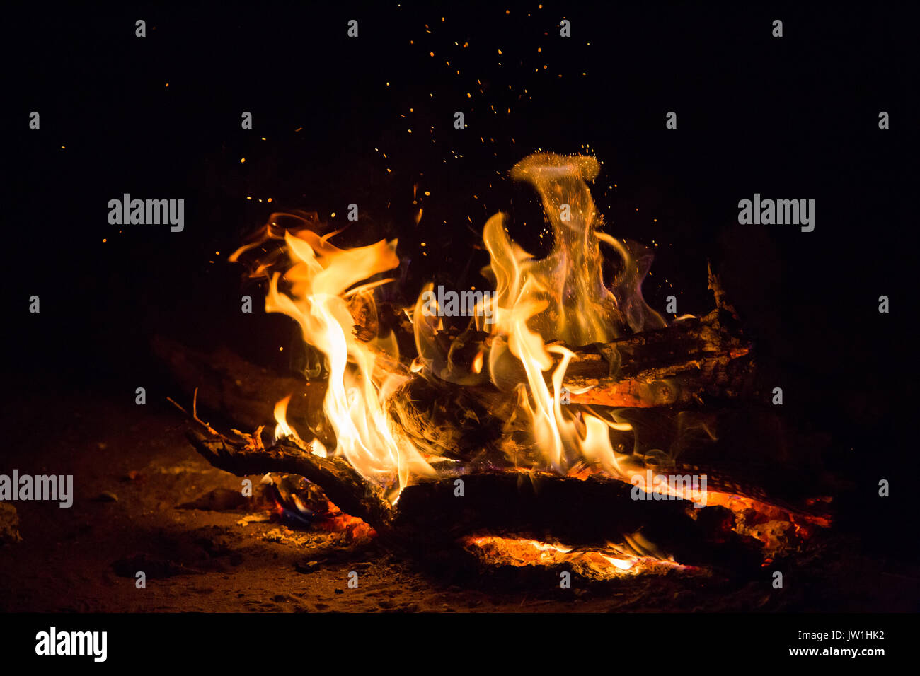 Le fiamme di un registro del fuoco di notte Foto Stock