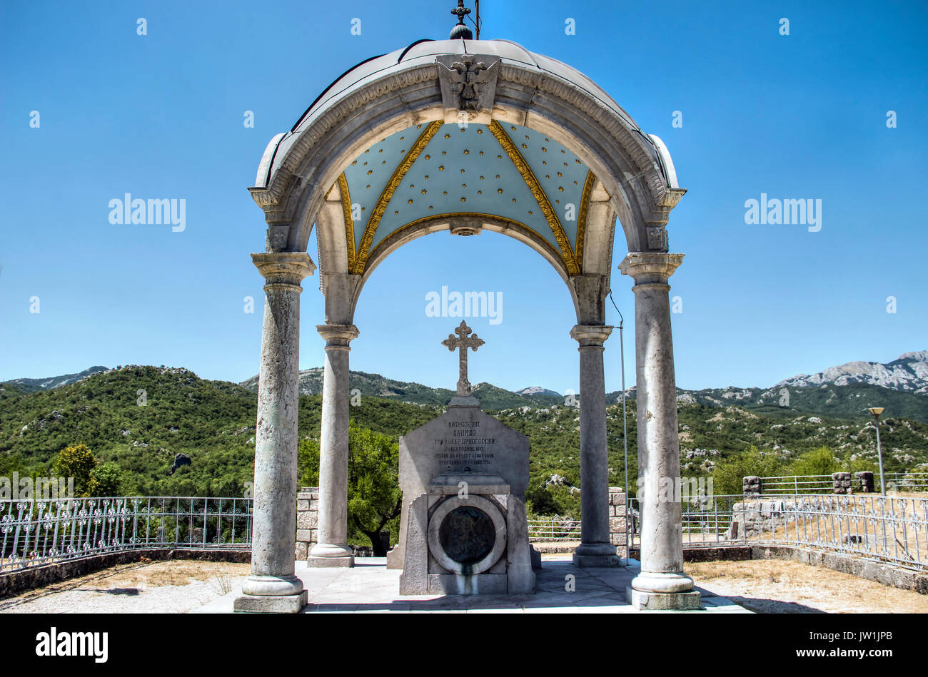 Cetinje, Montenegro - Mausoleo dei montenegrini principe-vescovo Danilo Petrovic al picco di montagna chiamato Eagle Rock (Orlov krs) Foto Stock