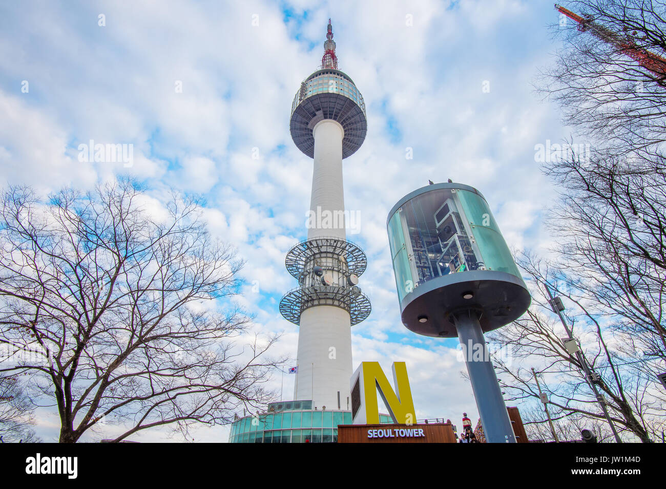 SEOUL - MARZO 28 : Torre N Seoul si trova sulla Montagna di Namsan nel centro di Seoul.fotografia scattata a marzo 28,2015 a Seul, Corea del Sud. Foto Stock