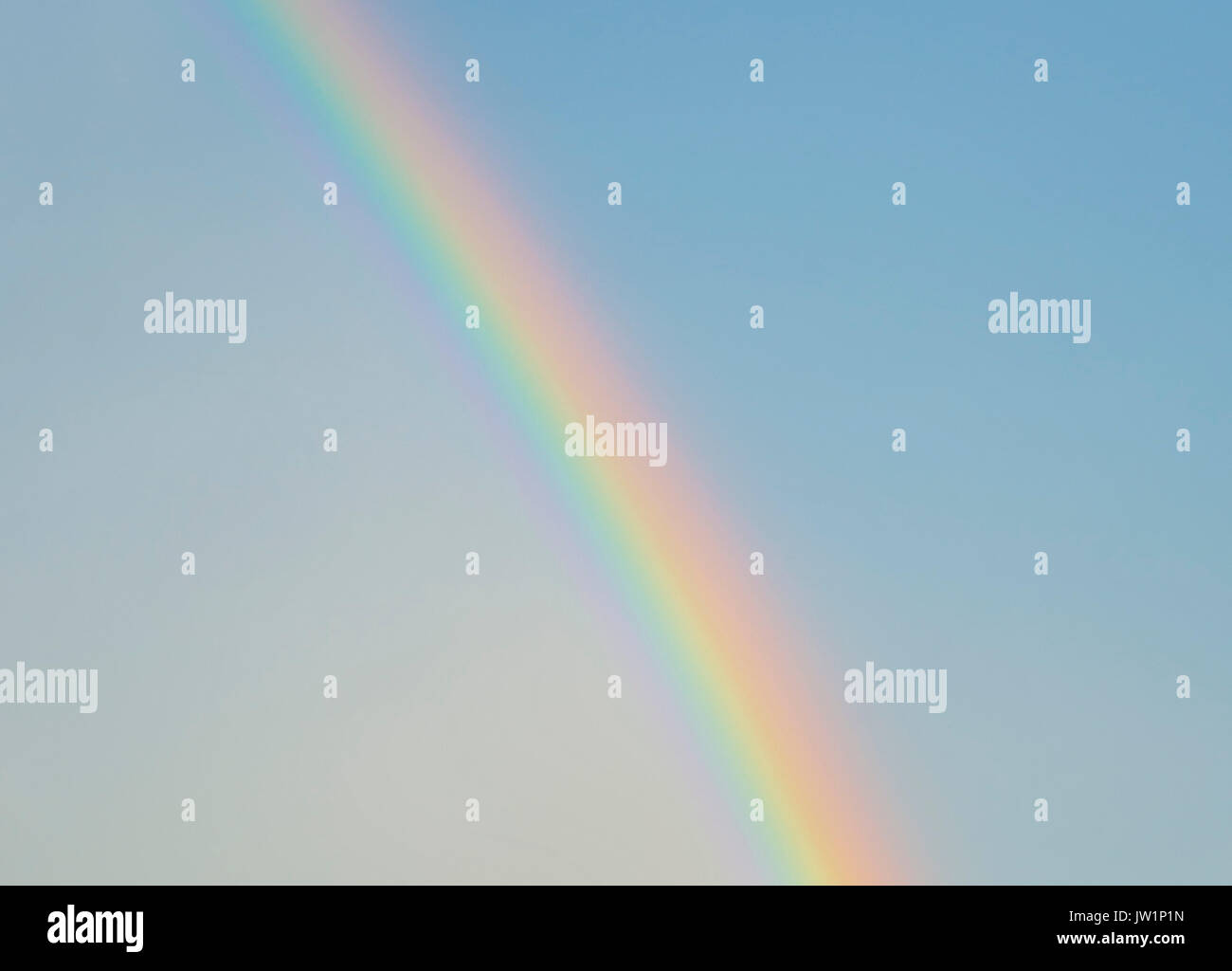 L'arcobaleno in un cielo blu. Foto Stock