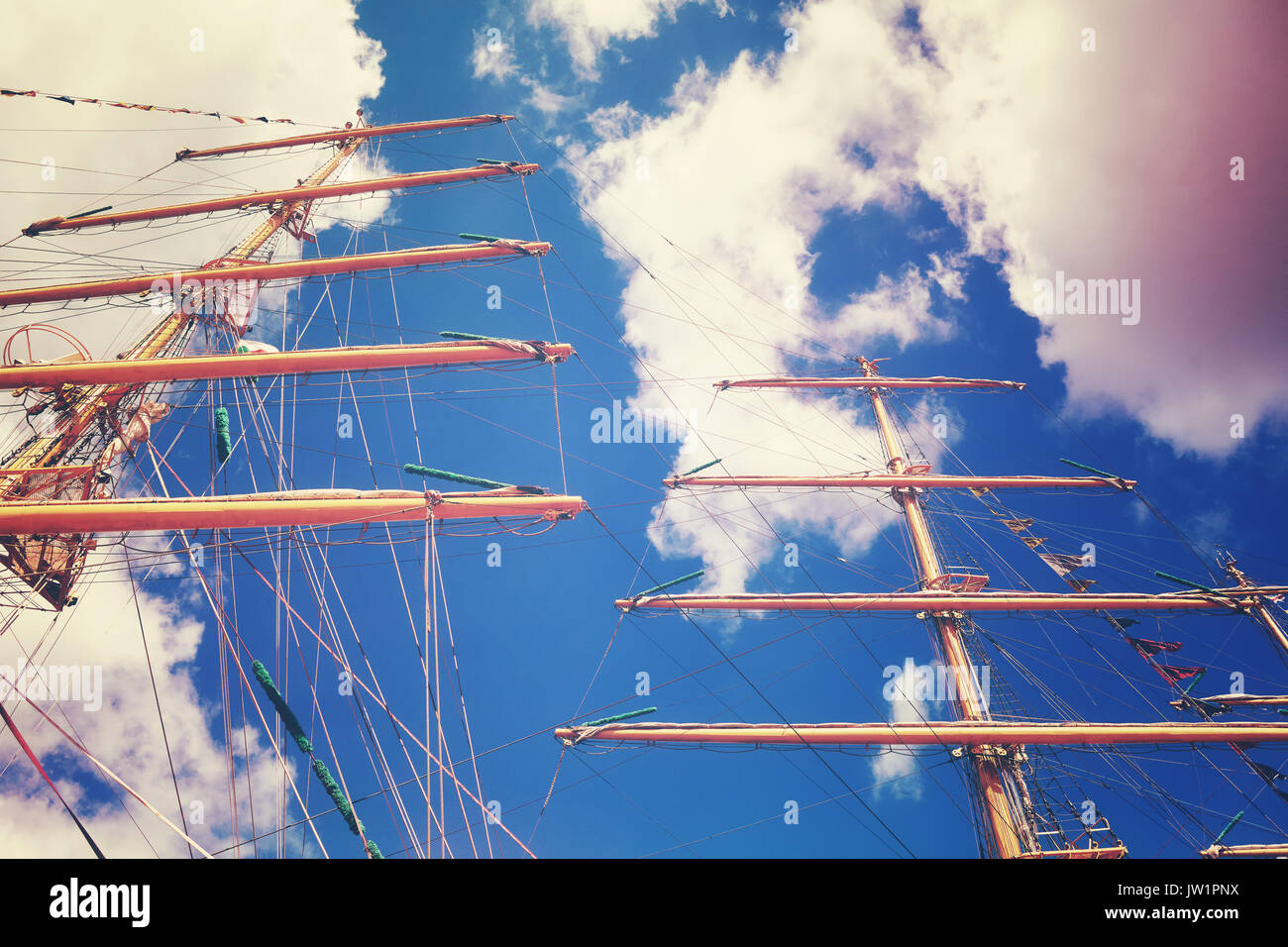 Vintage tonica sailing vessel piloni, ricerca di prospettiva. Foto Stock