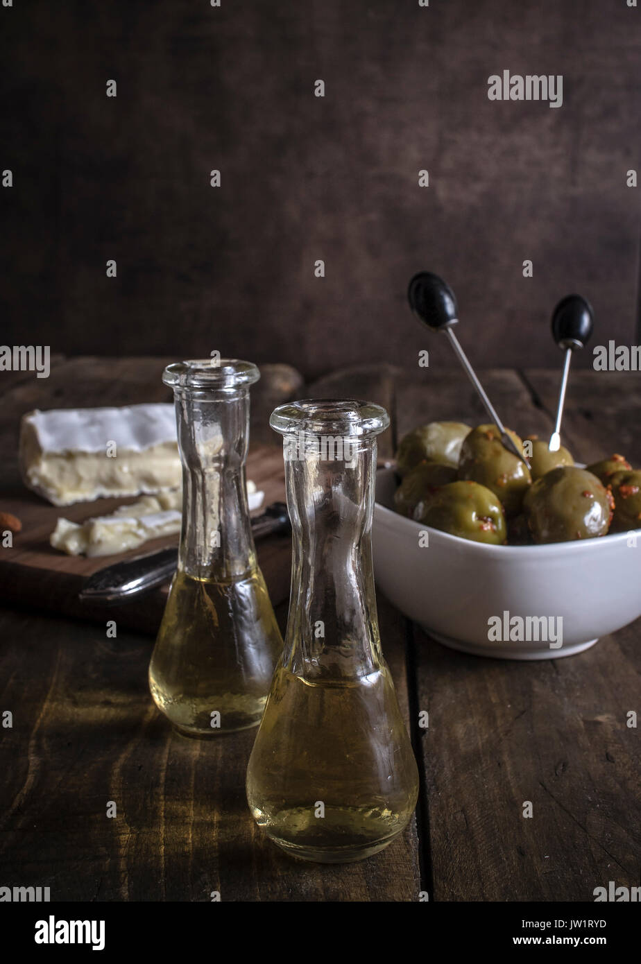 Tradizionale brandy di prugne e olive su un tavolo di legno Foto Stock