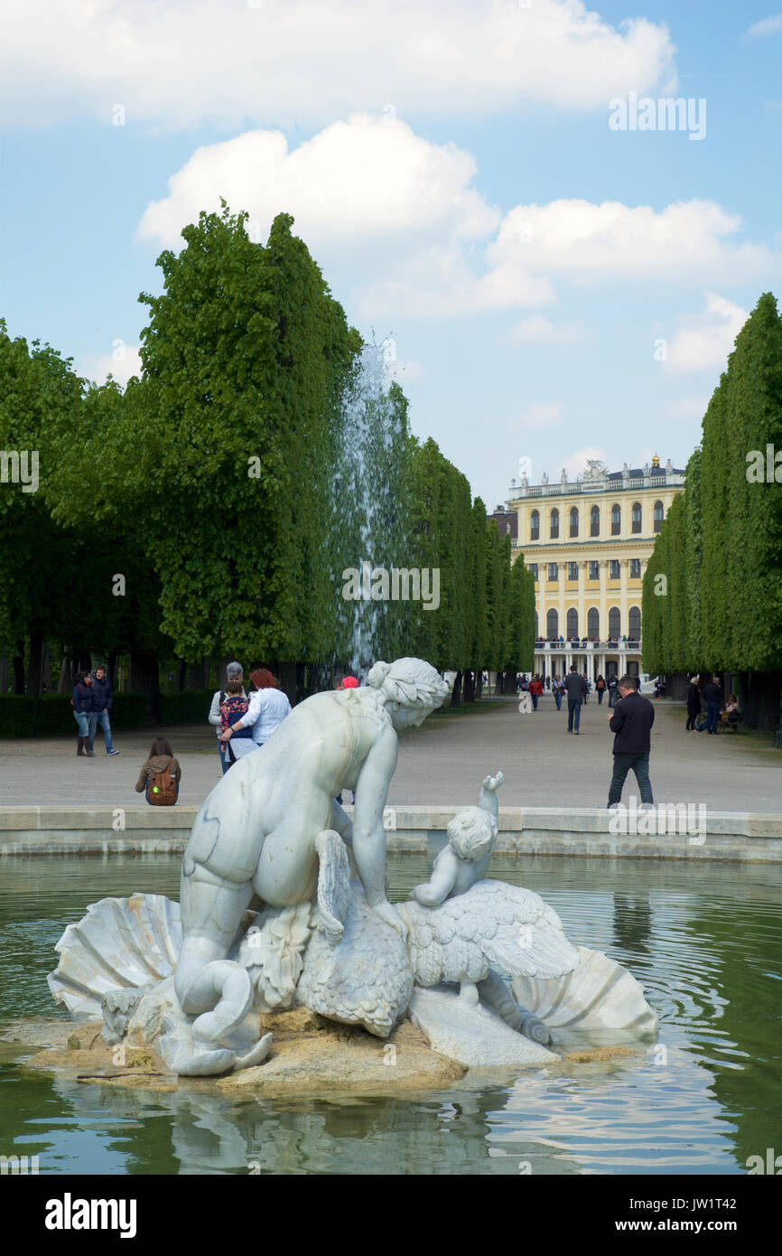 VIENNA, Austria - Aprile 30th, 2017: Venere fontana nei giardini di Schonbrunn. Giardini di Schonbrunn sono uno dei più importanti luoghi storici in Austria. L'ex imperial 1441-camera Rococo residenza estiva di Sissi Imperatrice Elisabetta d'Austria, al Palazzo di Schonbrunn, in background Foto Stock